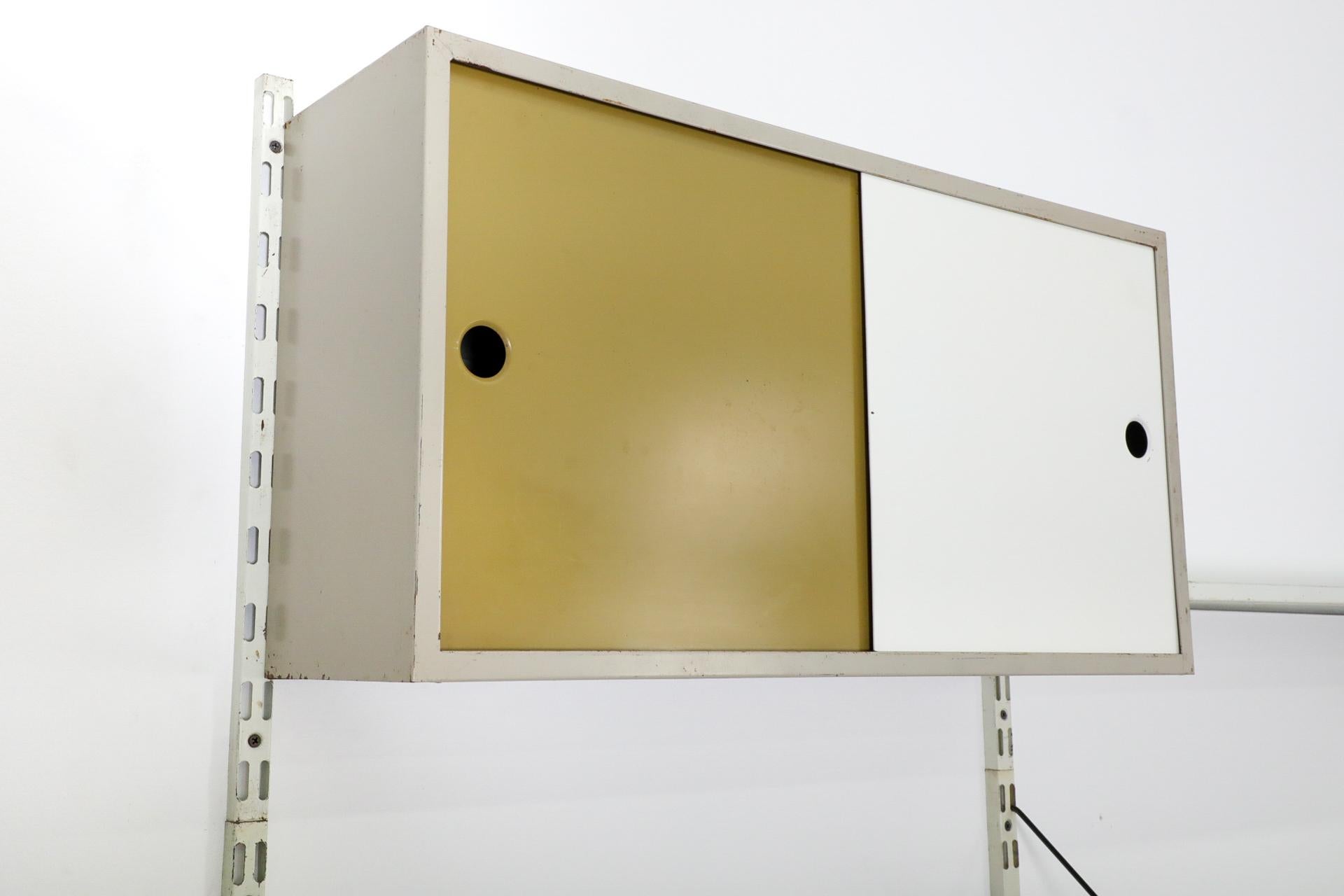 Pilastro Zweiteiliger Wandschrank mit Schrank und Zeitschriftenhalter, Weiß, Grau, Ocker, Ocker (20. Jahrhundert) im Angebot