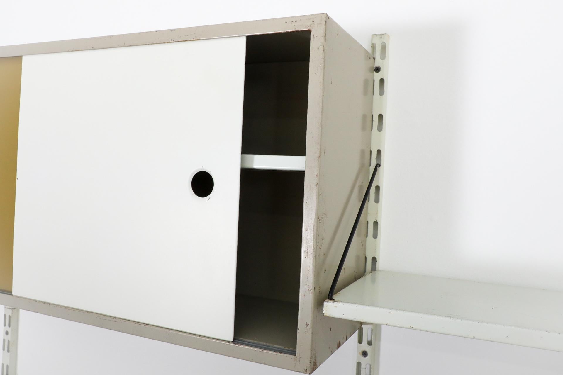Pilastro Zweiteiliger Wandschrank mit Schrank und Zeitschriftenhalter, Weiß, Grau, Ocker, Ocker (Metall) im Angebot