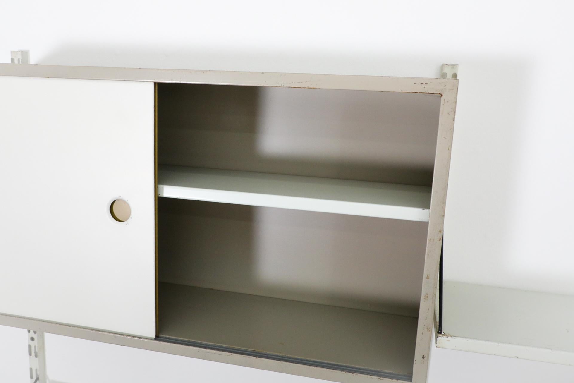 Pilastro Zweiteiliger Wandschrank mit Schrank und Zeitschriftenhalter, Weiß, Grau, Ocker, Ocker im Angebot 1