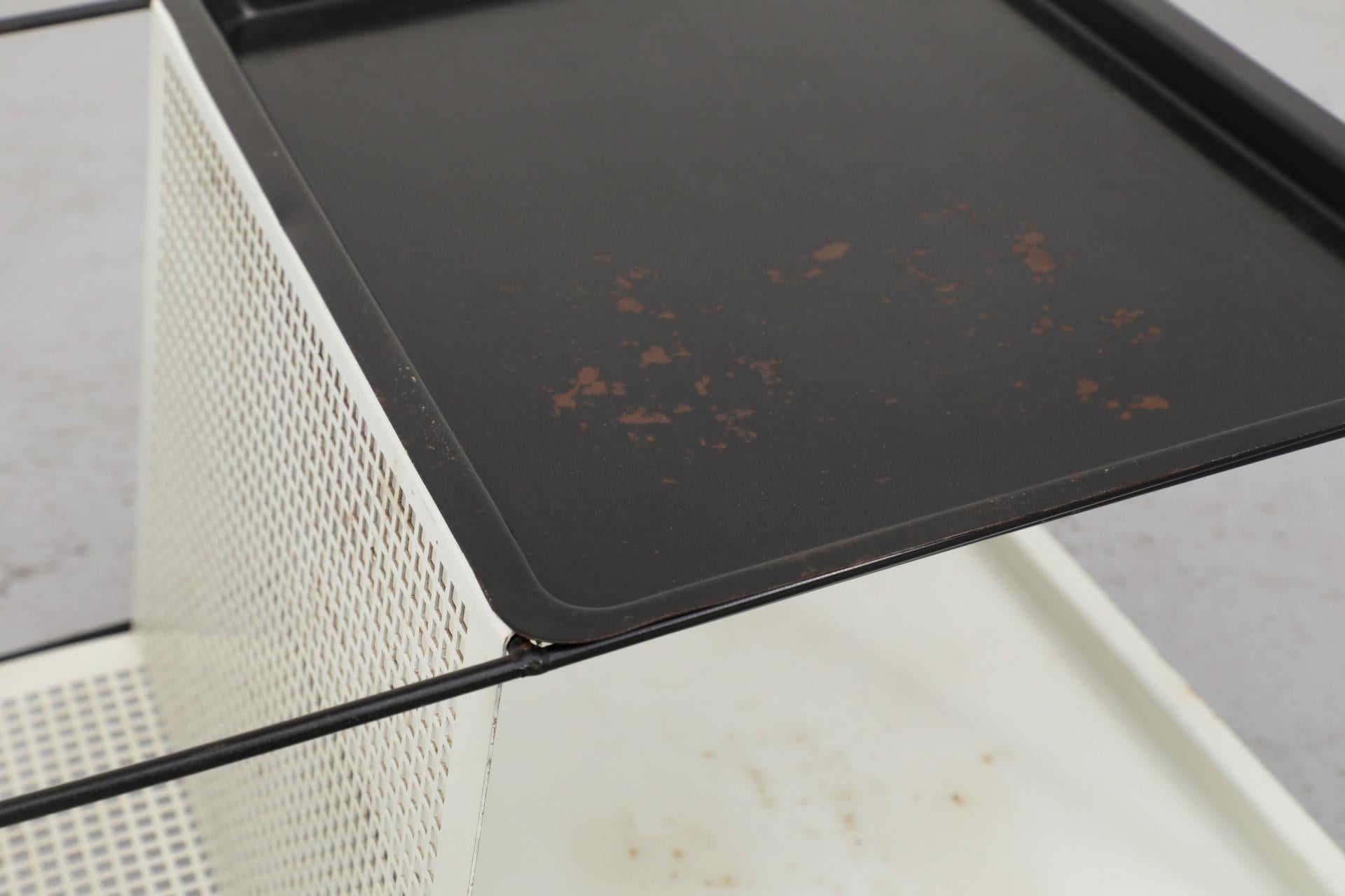 Tavolino con struttura in filo metallico di Pilastro con portariviste traforato in bianco e nero in vendita 2