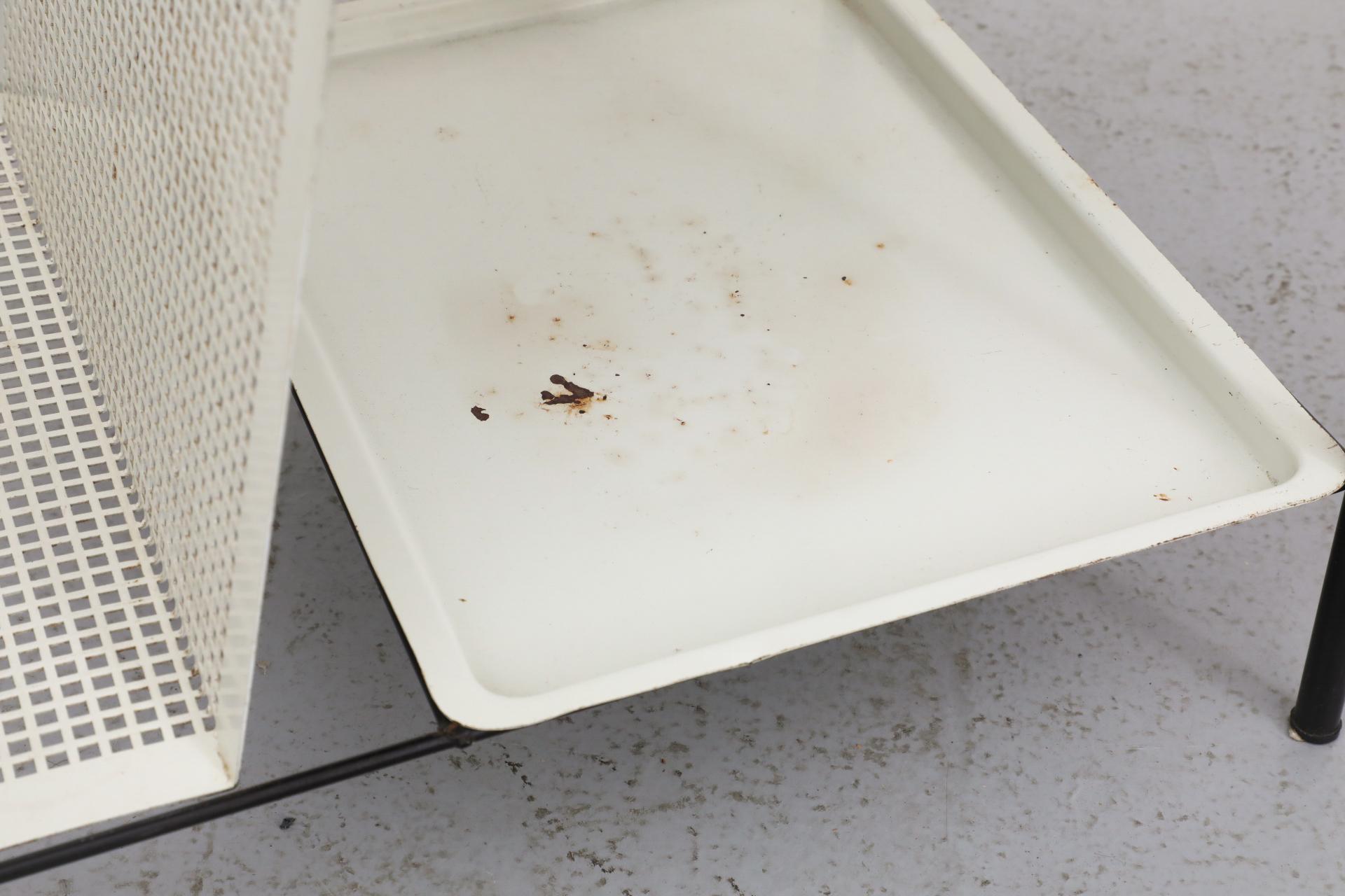 Tavolino con struttura in filo metallico di Pilastro con portariviste traforato in bianco e nero in vendita 3