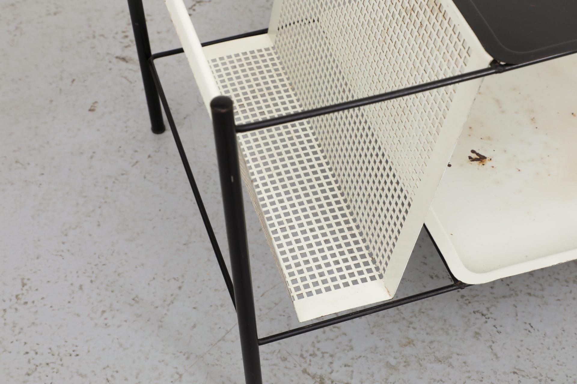 Tavolino con struttura in filo metallico di Pilastro con portariviste traforato in bianco e nero in vendita 4