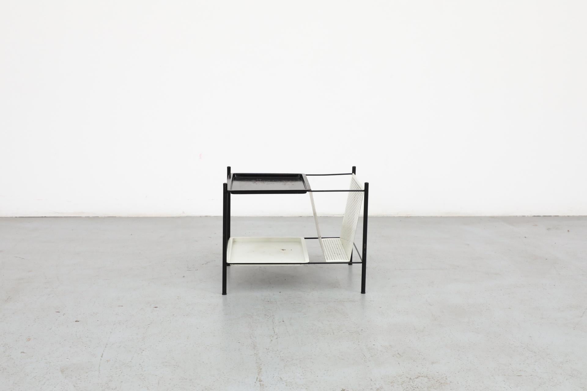 Mid-Century moderno Tavolino con struttura in filo metallico di Pilastro con portariviste traforato in bianco e nero in vendita