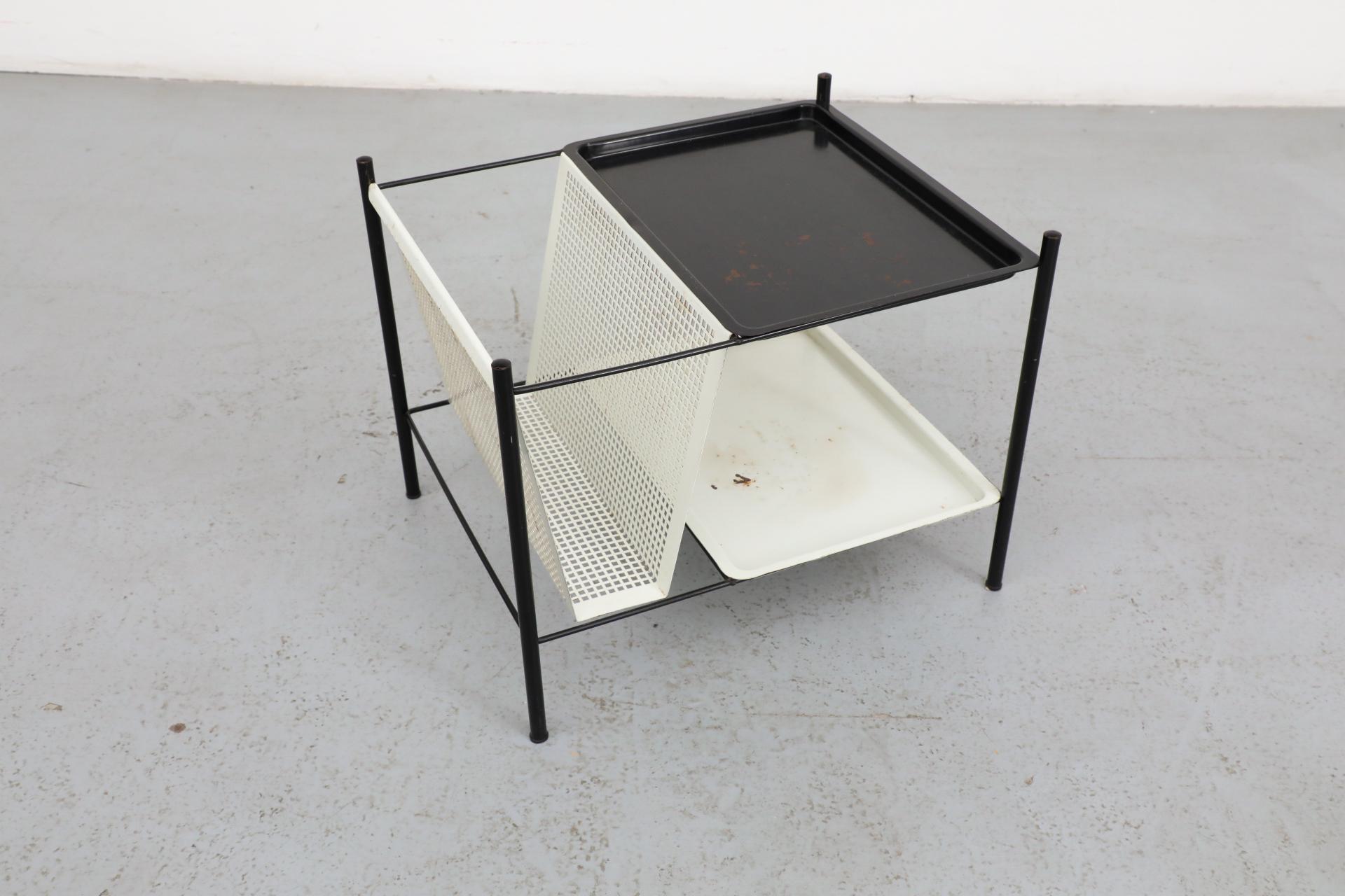 Tavolino con struttura in filo metallico di Pilastro con portariviste traforato in bianco e nero in vendita 1