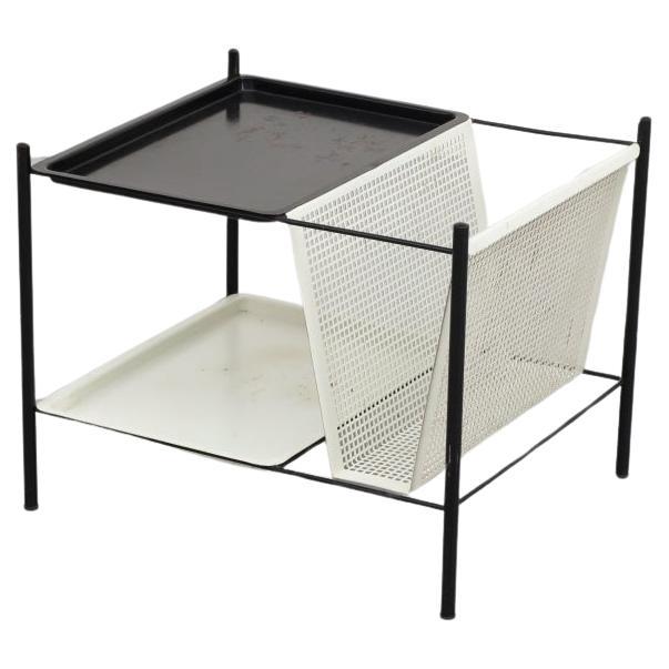 Tavolino con struttura in filo metallico di Pilastro con portariviste traforato in bianco e nero in vendita