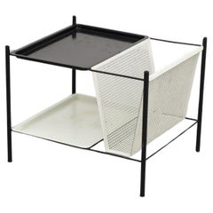 Mesa auxiliar Pilastro con estructura de alambre y revistero perforado en blanco y negro