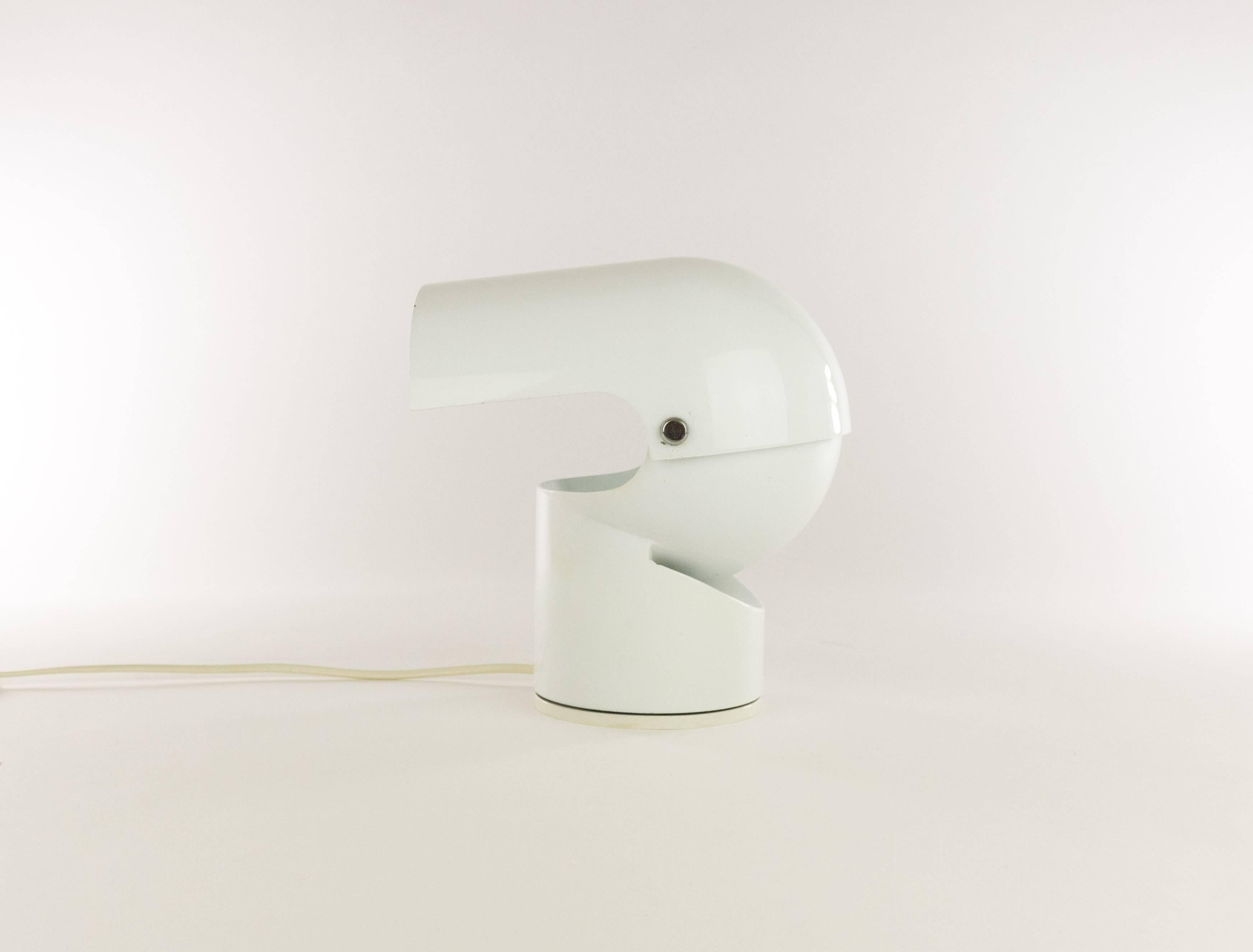 Early adjustable Pileino table lamp designed by Gae Aulenti in 1972. This lamp with sculptural quality is made in white lacquered metal with a plastic base. It was in production in the 1970s by Italian lighting manufacturer Artemide.

The lamp has