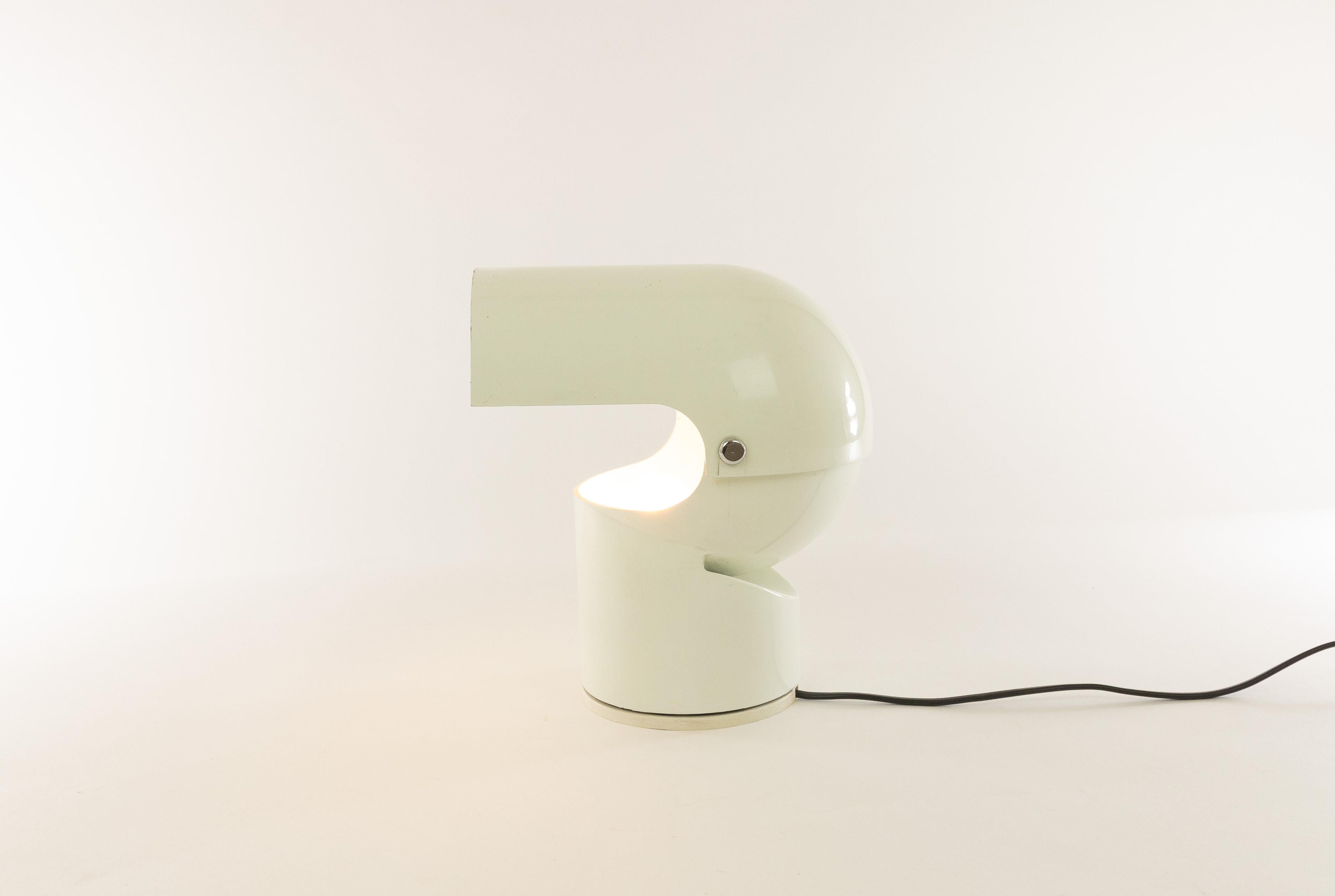 Early adjustable Pileino table lamp designed by Gae Aulenti in 1972. This lamp with sculptural quality is made in white lacquered metal with a plastic base. It was in production in the 1970s by Italian lighting manufacturer Artemide.

The lamp has