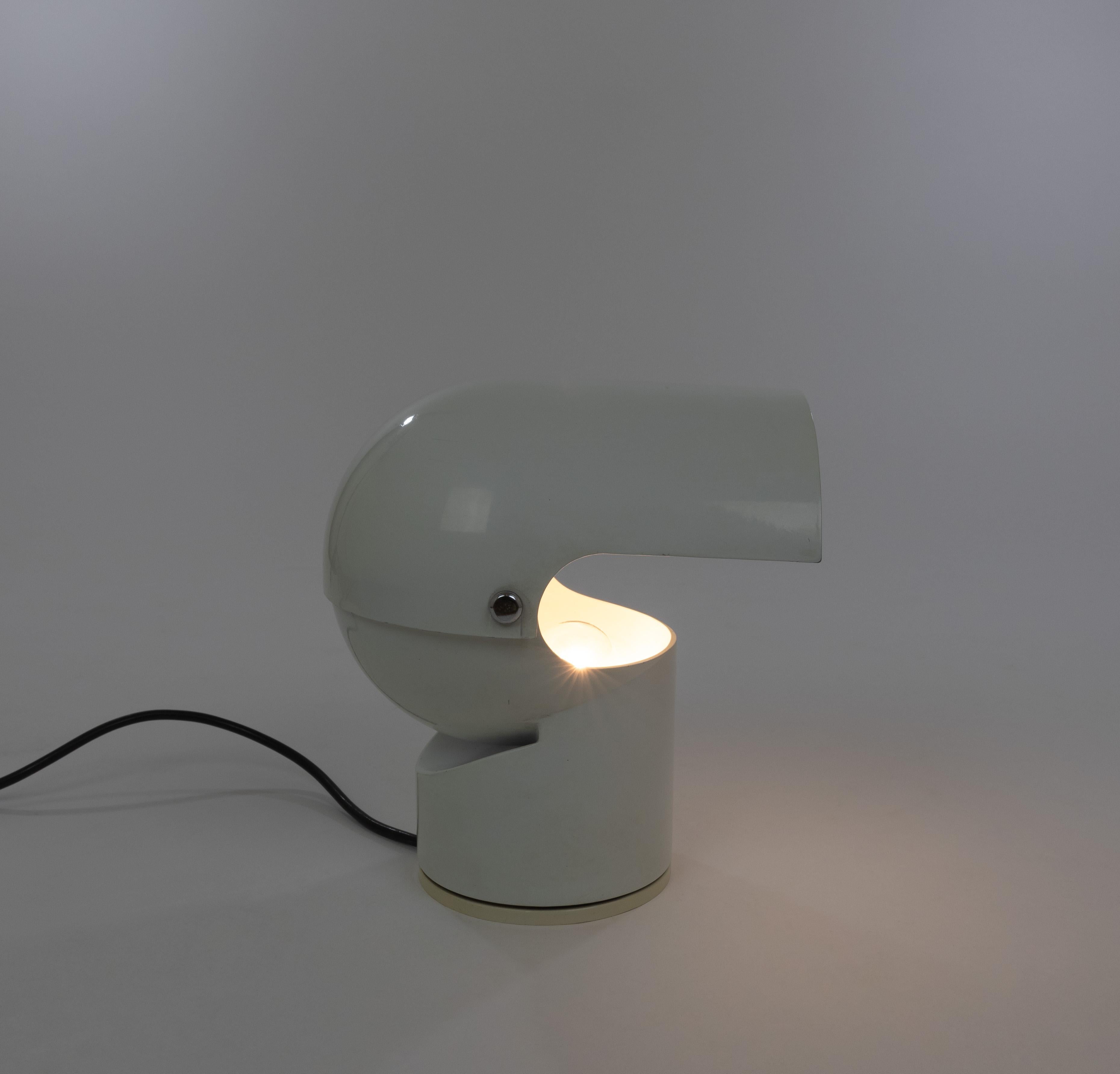 Lámpara de sobremesa regulable Pileino, diseñada por Gae Aulenti en 1972. Este modelo de calidad escultórica está fabricado en metal lacado en blanco con una base de plástico. El fabricante italiano de iluminación Artemide la fabricó en la década de