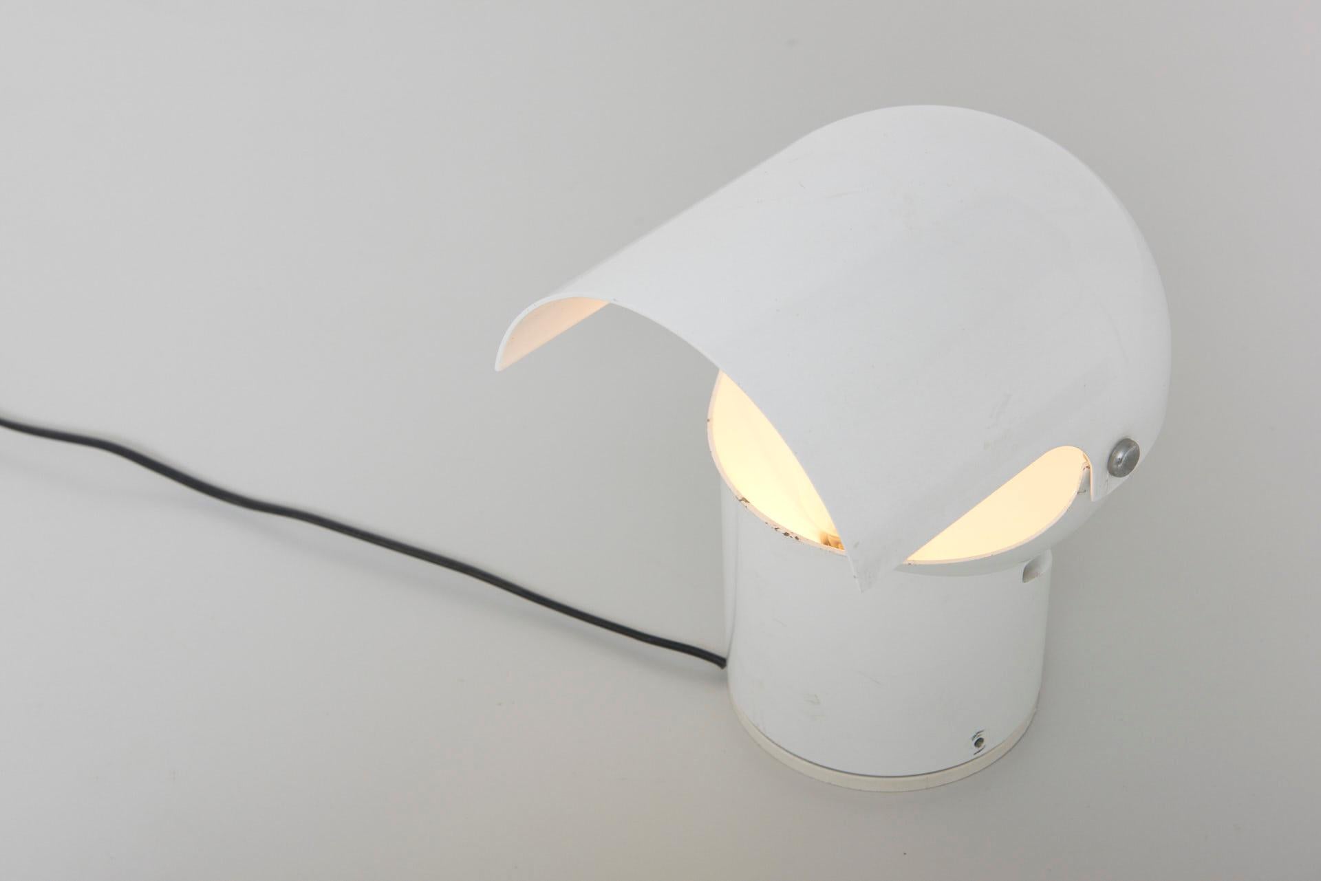Pileino’ table lamp in white lacquered metal. The Pileino, named after the pileus, i.e. a mushroom’s cap, is a Minimalist lamp which can create different light effects thanks to a mobile structure. Design by Gae Aulenti in 1972 for Artemide in