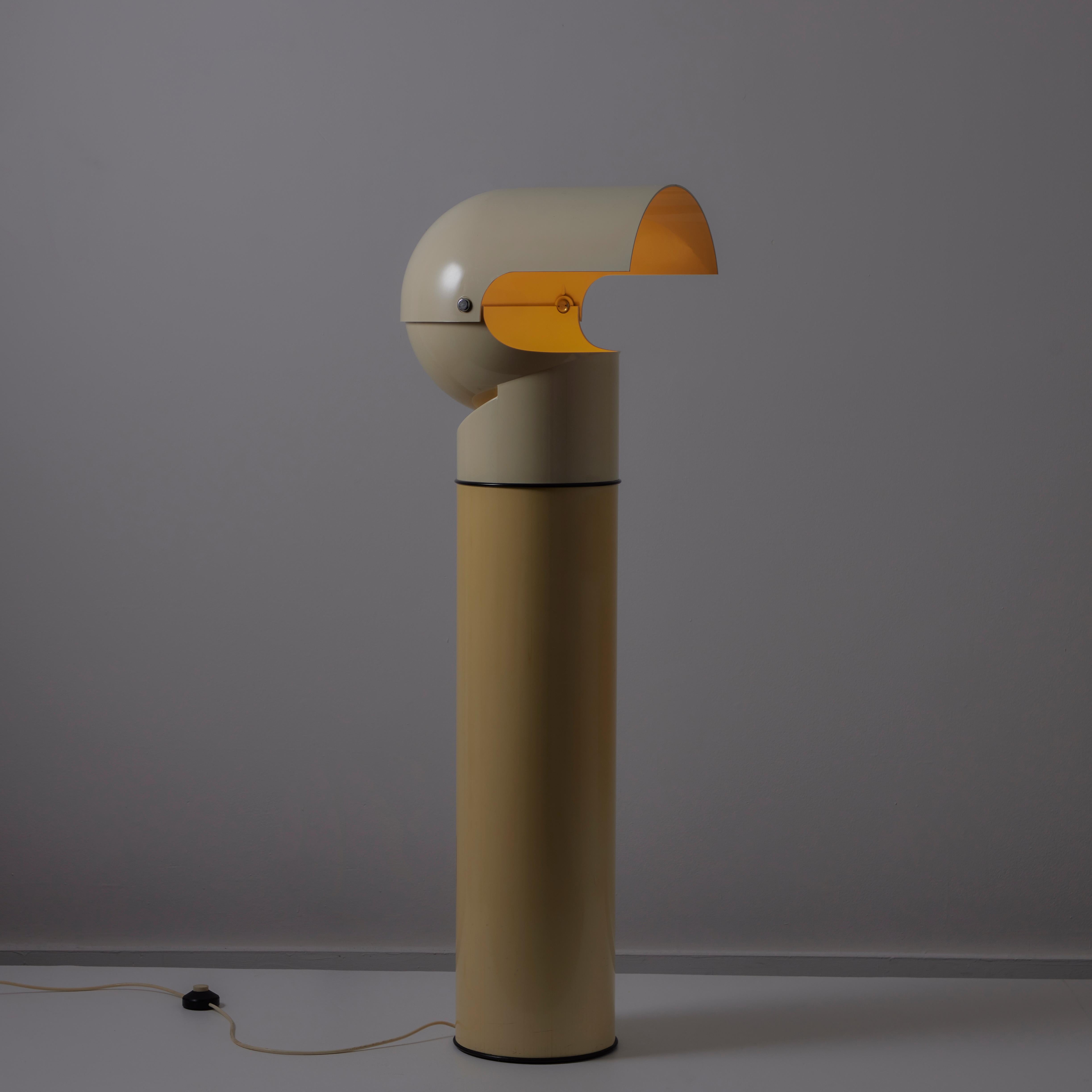 Lampadaire 'Pileo' par Gae Aulenti pour Artemide. Conçue et fabriquée en Italie, en 1972. Lampadaire en plastique bicolore avec abat-jour réglable. La lampe est constituée d'une seule douille de type E27, adaptée pour les États-Unis. Nous