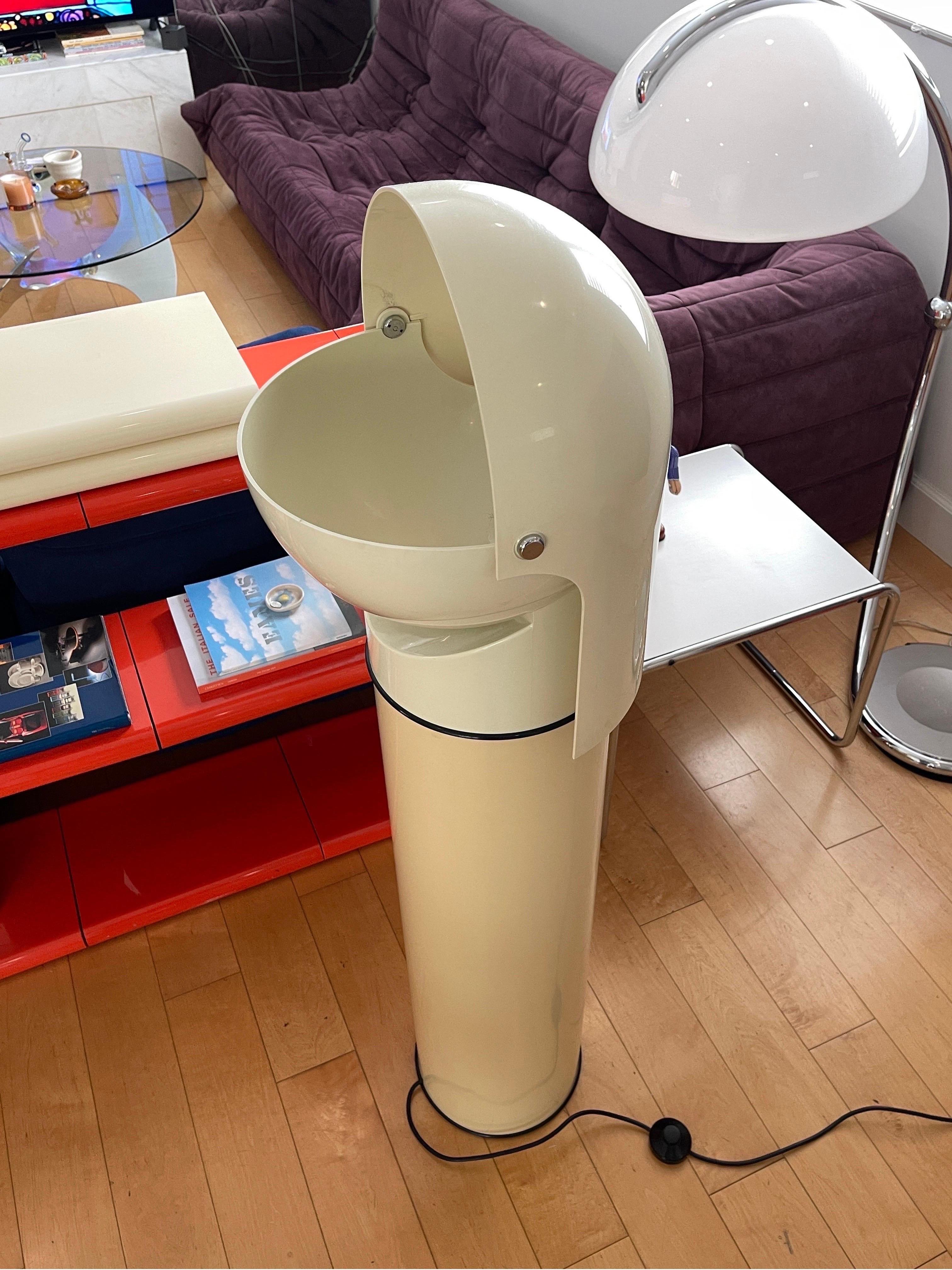 Pileo Floor Lamp Designed by Gae Aulenti for Artemide, 1970's In Good Condition In Los Angeles, CA