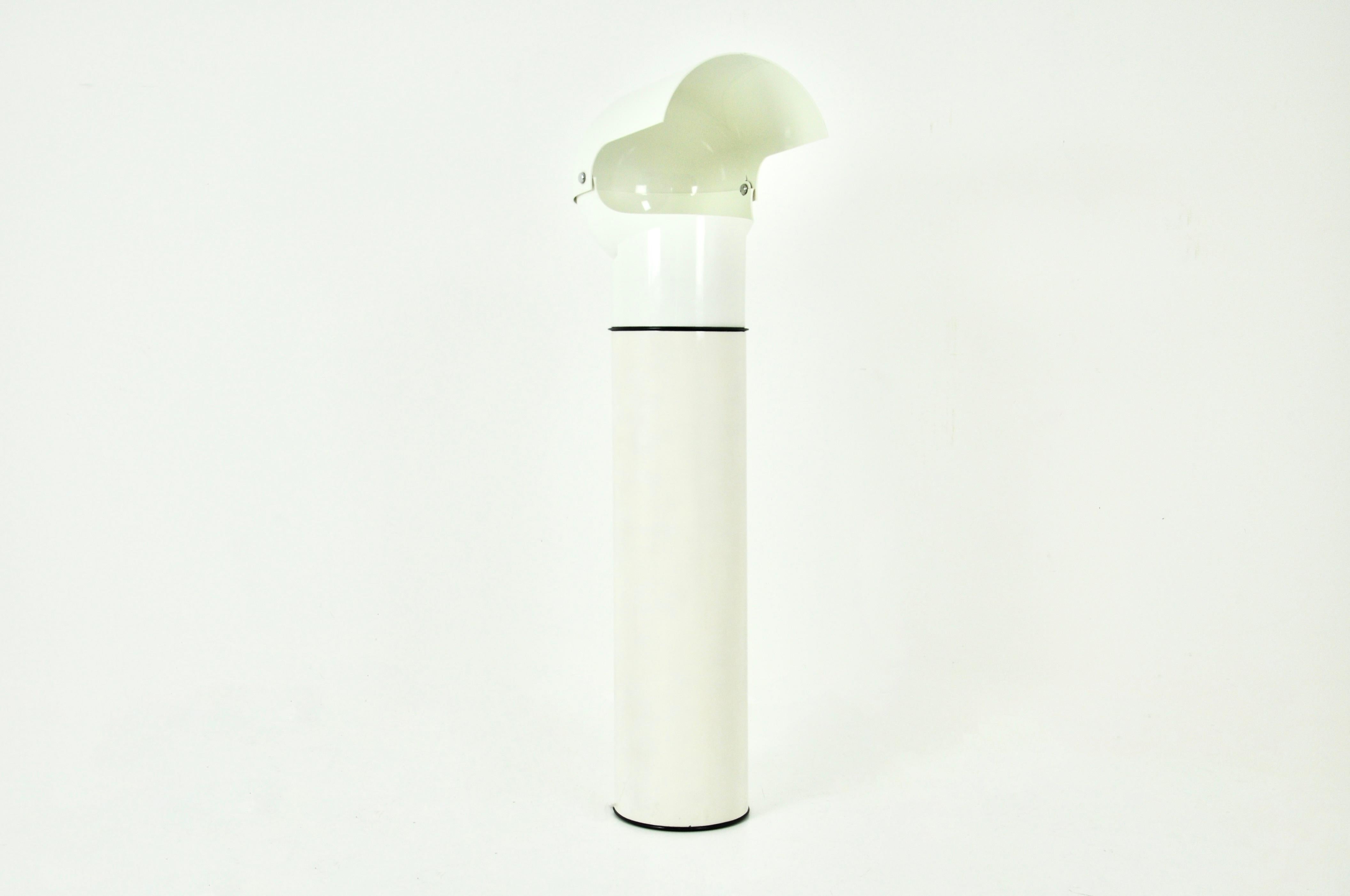 Rare lampadaire conçu par Gae Aulenti. Estampillé sur la face inférieure. L'abat-jour réglable permet de diriger la lumière dans différentes directions. La base et le joint intermédiaire de la lampe ont été remplacés (l'ancien joint s'étant