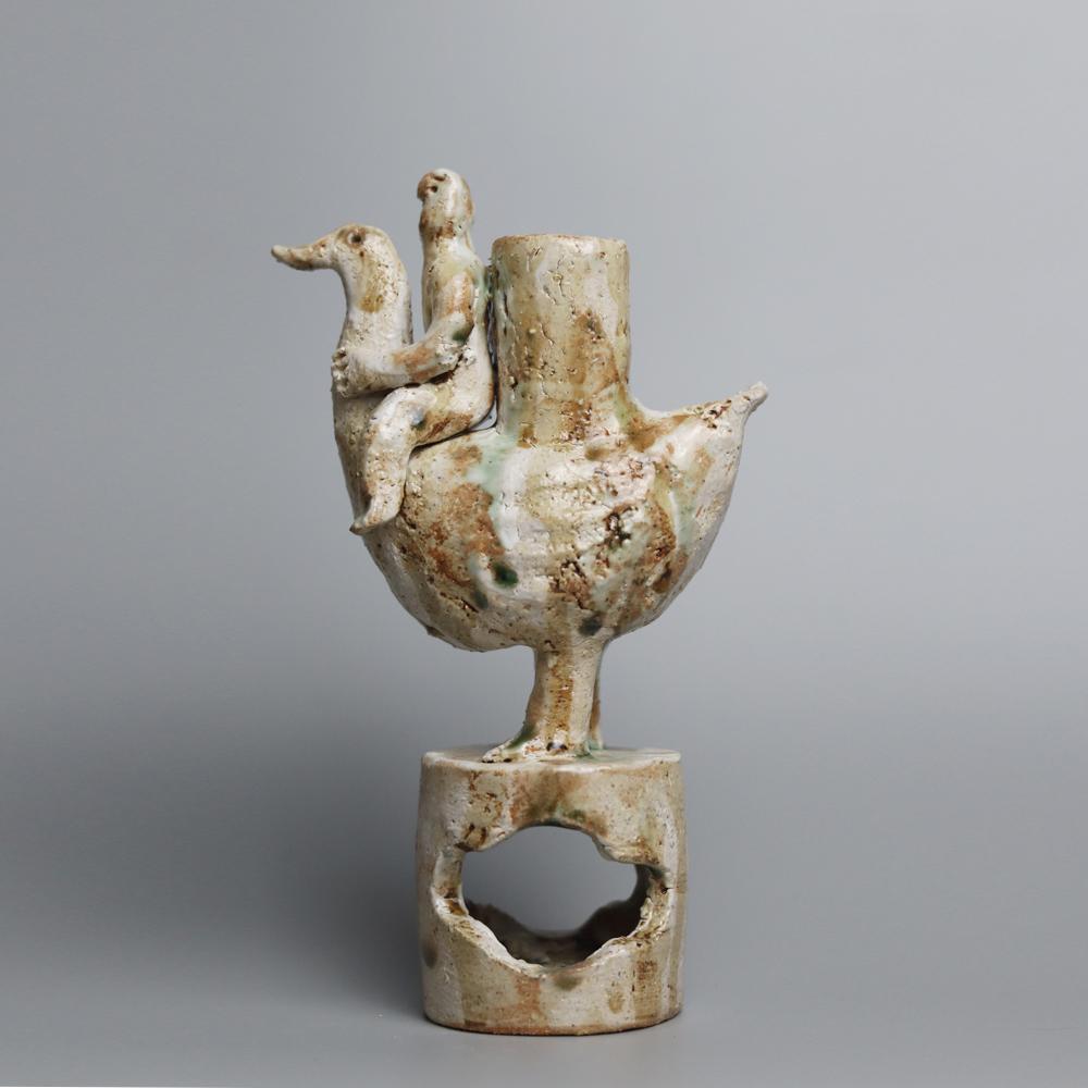 Pilgrim on the Wing est un bougeoir en céramique fabriqué à la main par l'artiste chinois Darren Dai, dans son studio de Jingdezhen, le cœur historique de la fabrication de la porcelaine chinoise. Connues pour associer la narration sculpturale au