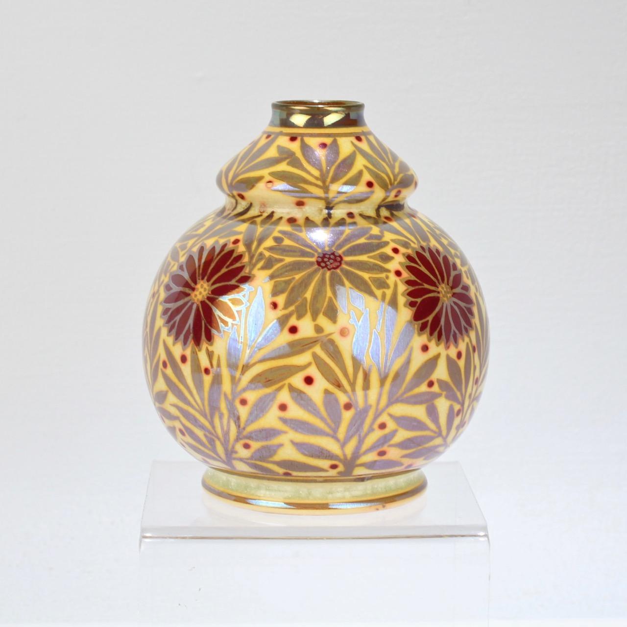 Eine schöne und seltene englische Arts & Crafts Pilkington Keramik Royal Lancastrian Vase von William Mycock.

Mit burgunderrotem und glänzendem Blumen- und Laubdekor auf gelbem Grund.

Der Sockel ist mit einer eingeprägten Fabrikmarke und dem