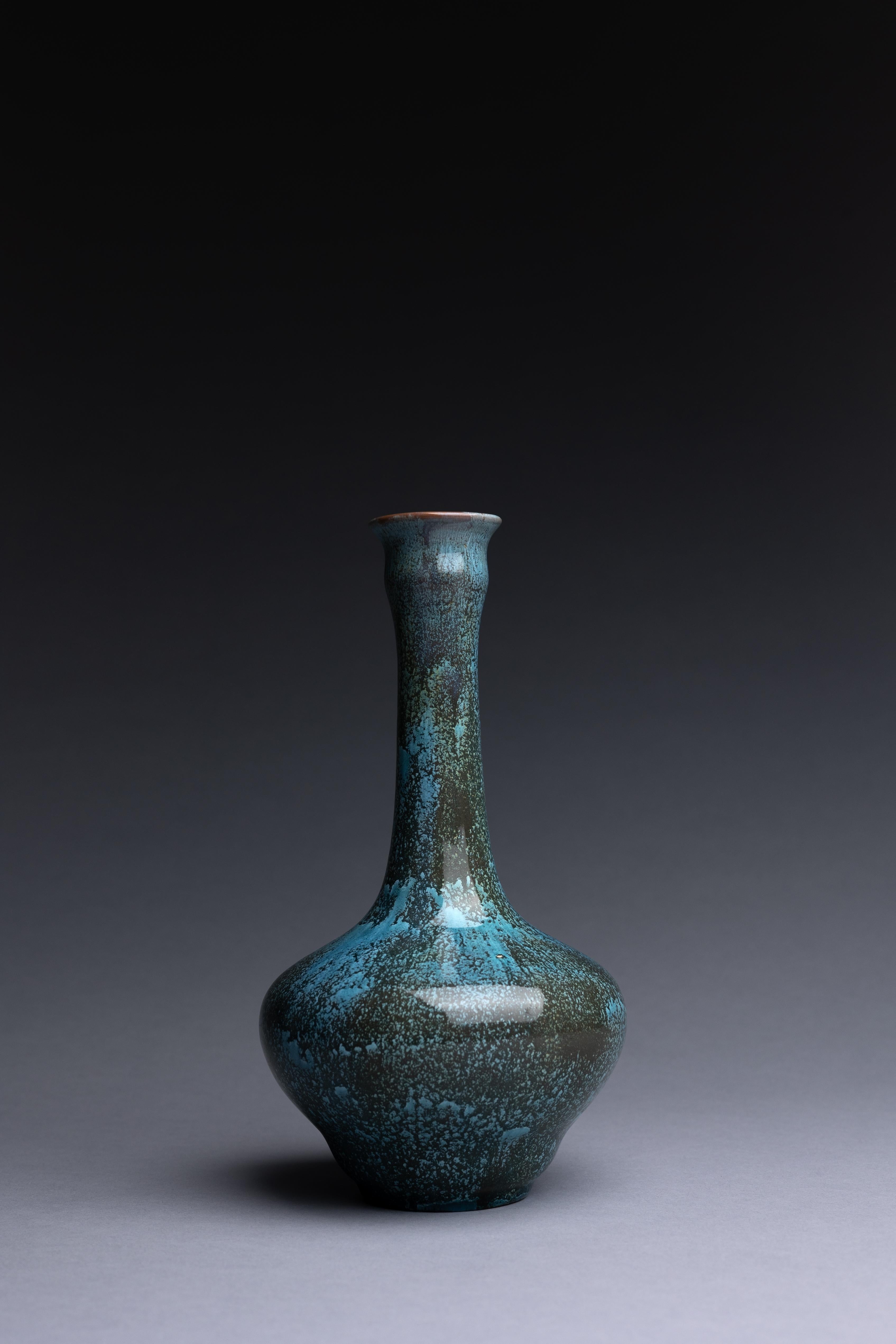 Arts and Crafts Vase bouteille en poterie d'art de Pilkingtons à glaçure bleue en vente