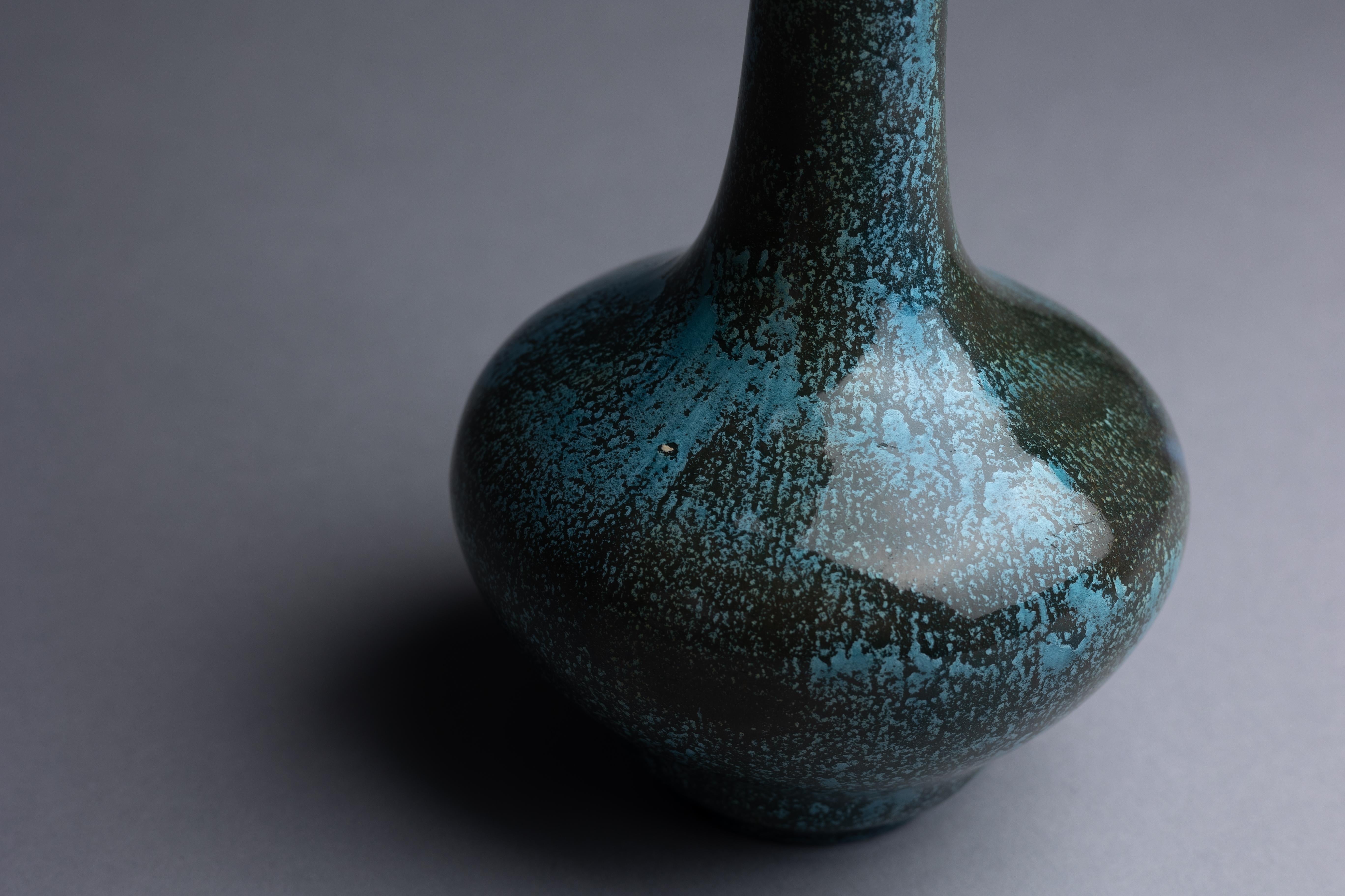 Vernissé Vase bouteille en poterie d'art de Pilkingtons à glaçure bleue en vente