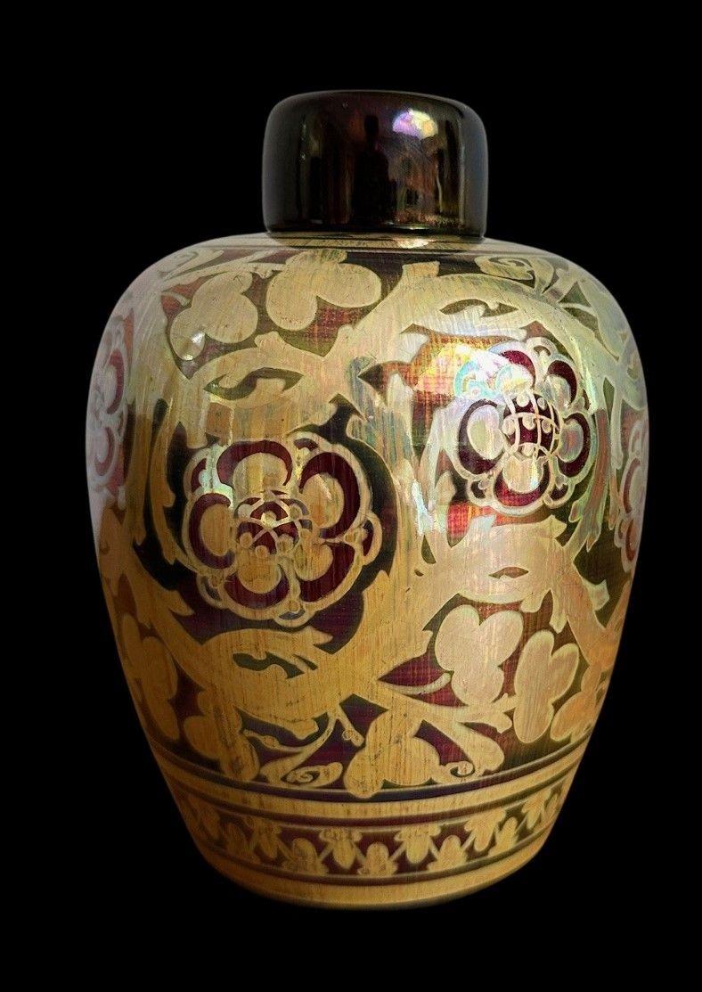 5485
Pilkington's Royal Lancastrian Lidded Jar, verziert mit Bändern aus Rosen-Tresslises von Charles Cundall
16,5 cm hoch, 11,5 cm breit
Datumsziffer für 1911