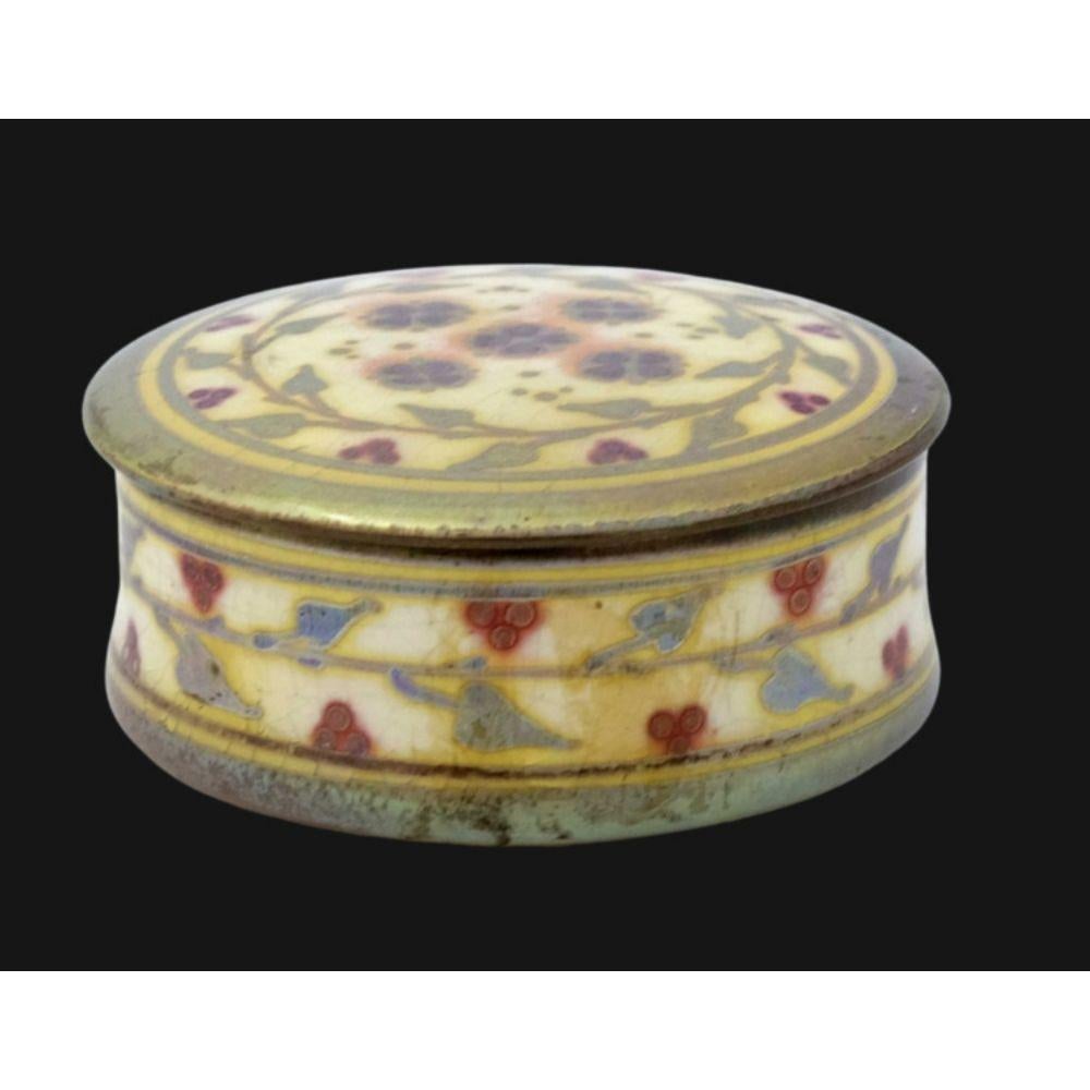 5169 Pilkington's Lustre pill box decorated with stylised flowers by Jessie Jones
Chip to the lid (not visible when in situ)

Dated 1907

Dimensions: 5.5cm wide

Complimentary Insured Postage
14 Day Money Back Guarantee
BADA Member – Buy