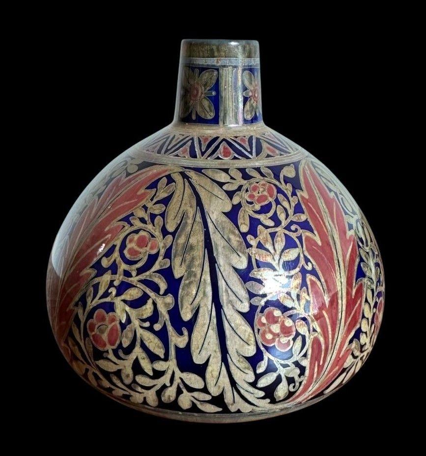 173
Pilkington's Royal Lancastrian Lustre vase decorated with Stylised leaves and Flowers by William Slater Mycock
Dated 1922
14cm high, 12.5ch wide
Ex AD antiques selling exhibition 2020.