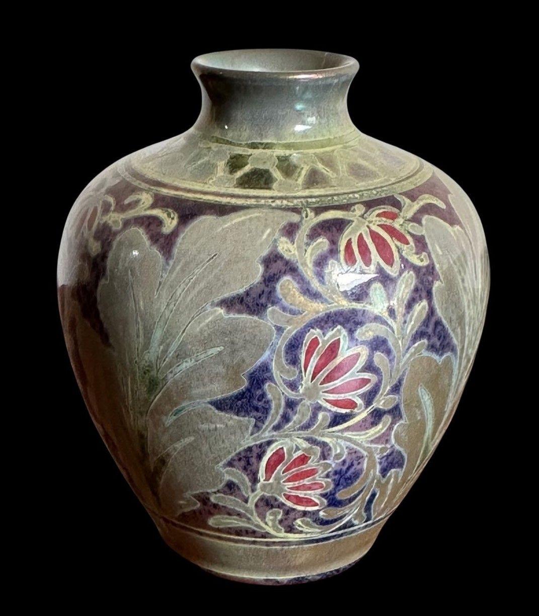 173
Vase Pilkington's Royal Lancastrian Lustre décoré de feuilles et de fleurs stylisées par William Slater Mycock
Daté de 1922
Mesures : 10,5 m de haut, 8 cm de large
Ex ADS exposition vente d'antiquités 2020.