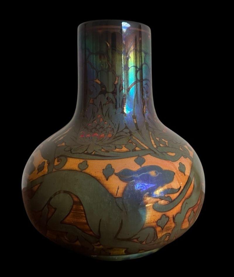 5374
Charles Collis, eine große Pilkington'-Lüster-Vase mit wilden Katzen in Bronze-Lüster und einem Hals mit Blumenköpfen und Blattwerk. Die Datumsangabe ist für 1910 und hat das gleiche Design wie der Hauptteil der Vase
Maße: 21,5 cm hoch, 17,5