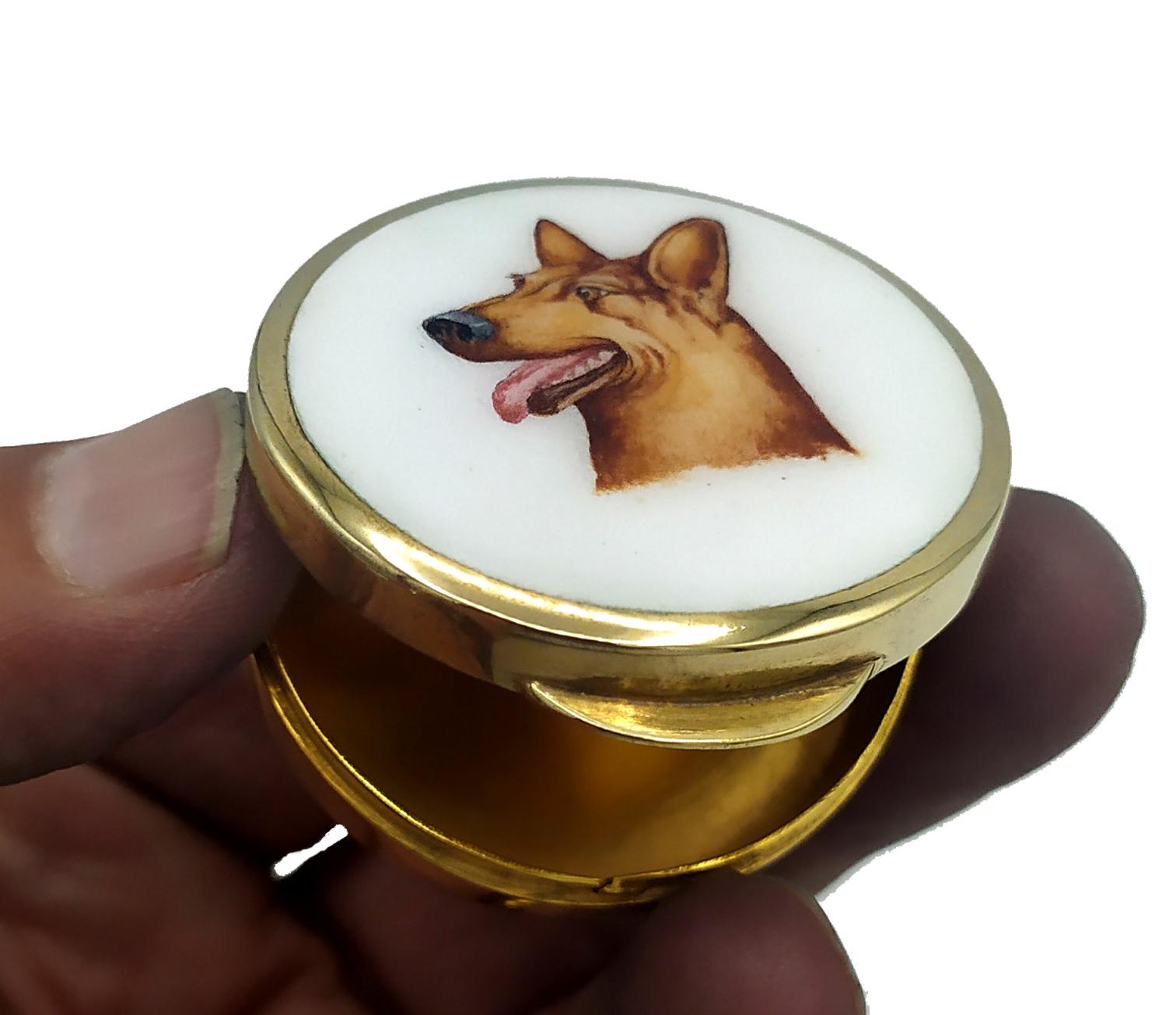 Round pill box in 925/1000 sterling silver gold plated with hand painted fire enameled miniature of a dog’s head. English Art Nouveau style. Size diameter cm. 4,3 height cm. 1,5. Weight gr. 40. Produced in Florence in the Salimbeni factory with