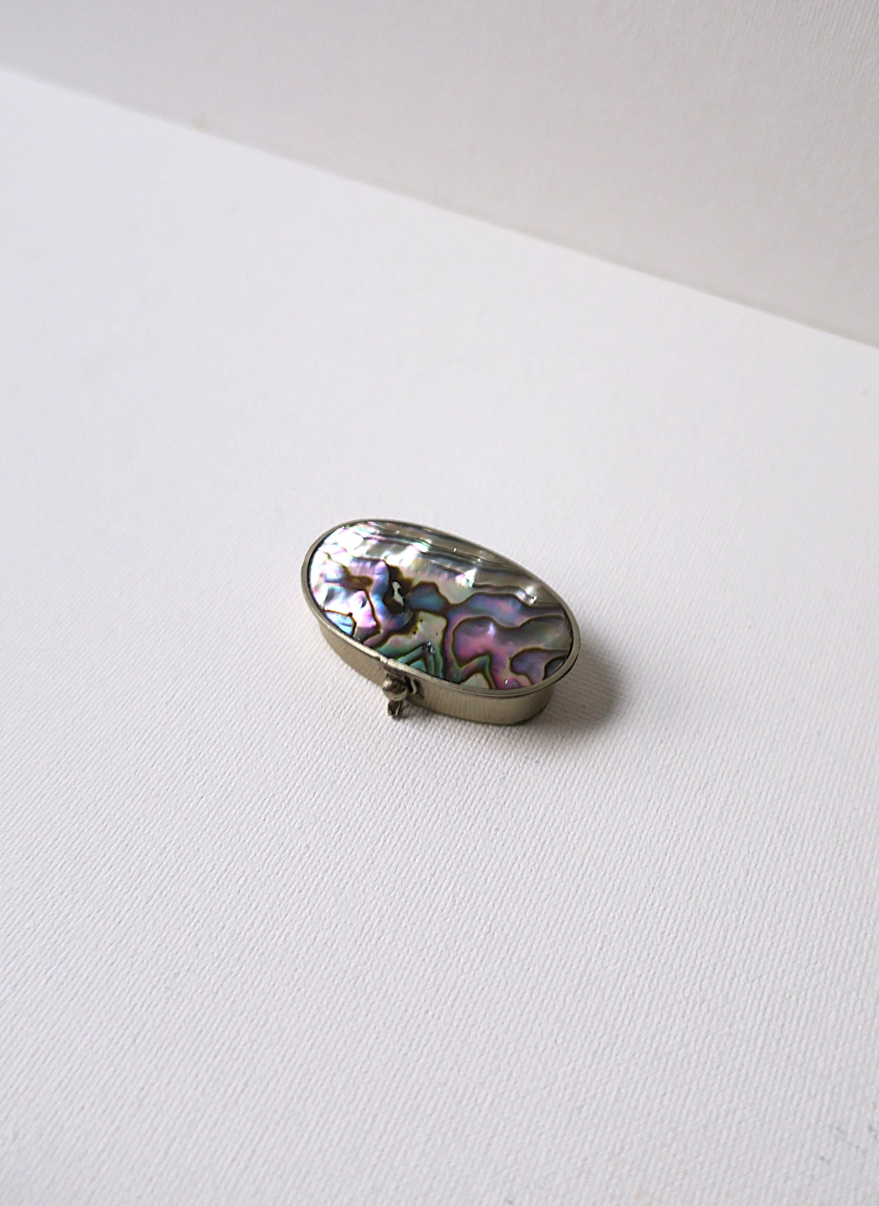 Portapillole in conchiglia abalone e metallo alpaca, realizzato a mano, circa 1960, metà del XX secolo, Messico. La scatola è ovale con una bellissima conchiglia iridescente; la parte superiore è incernierata con chiusura frontale. Marcato