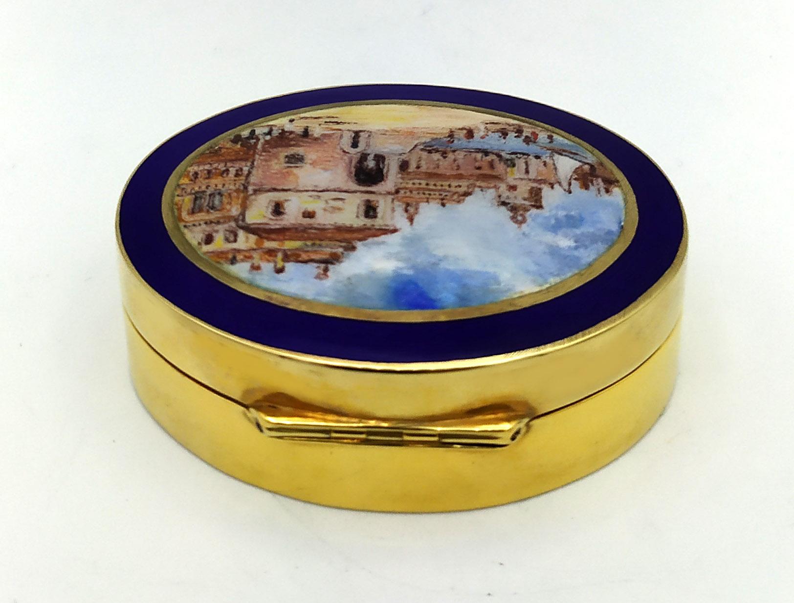 Ein malerisches Jewell: Emaillierte Pillenschachtel im Jugendstil von Giorgio Salimbeni & Renato Dainelli

Diese exquisite ovale Pillendose stellt eine seltene Collaboration zwischen meisterhaftem Design und feiner Malerei dar. Das 1977 von Giorgio