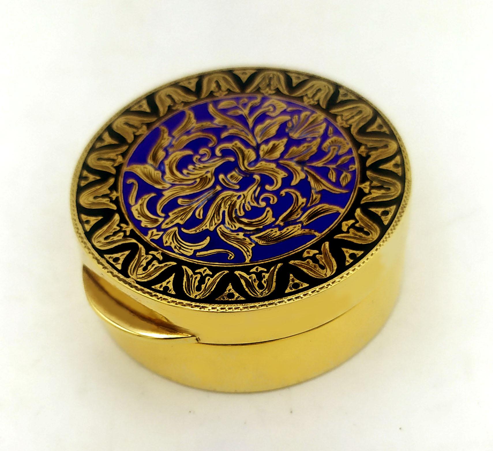 Large round pillbox in 925/1000 sterling silver gold plated with fine fire-enamelled engraving in two colours, in Florentine Renaissance style. Diameter cm. 5 cm high. 2. Weight gr. 79. Designed by Franco Salimbeni in 1988 and produced in various