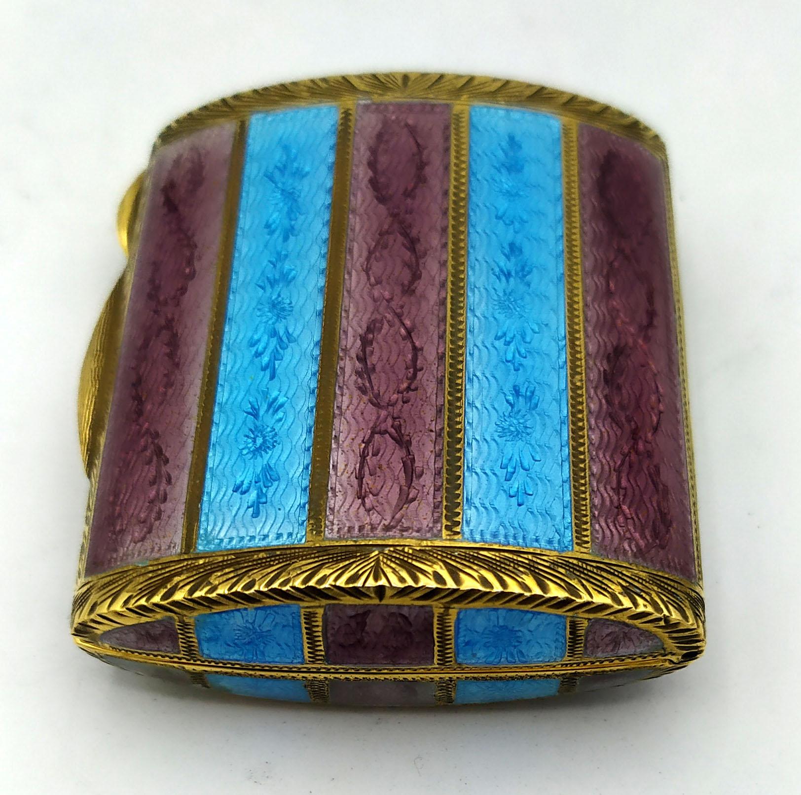 Square pill box with oval section in 925/1000 sterling silver gold plated with two-tone translucent fired enamels with guillochè stripes and hand-engraved motifs on all sides. George V English Empire style. Dimensions cm. 4.7 x 5.5 x 1.8. Weight gr.