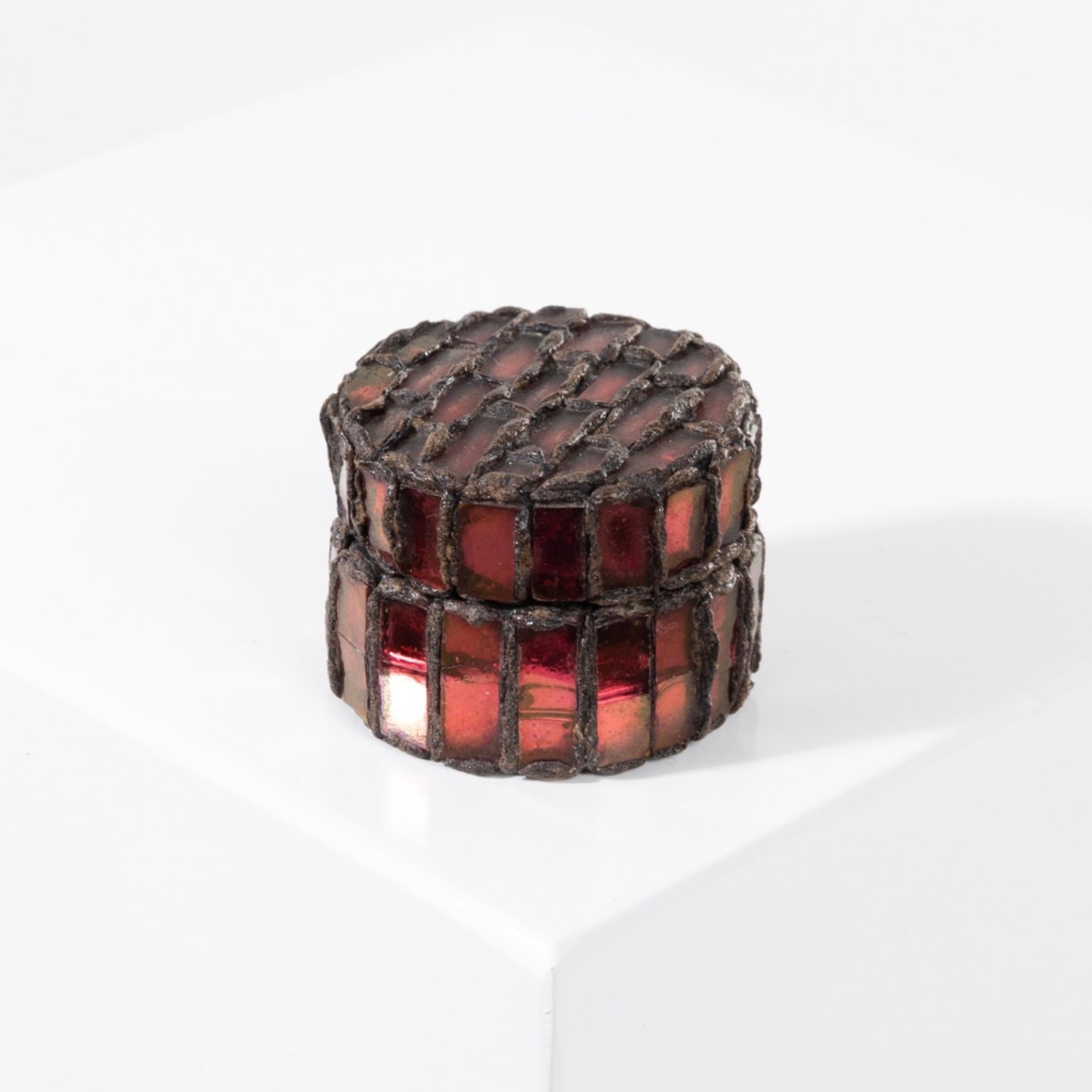 Pill box by Line Vautrin- Talosel encrusted with garnet red mirrors In Good Condition For Sale In Brussels, BE