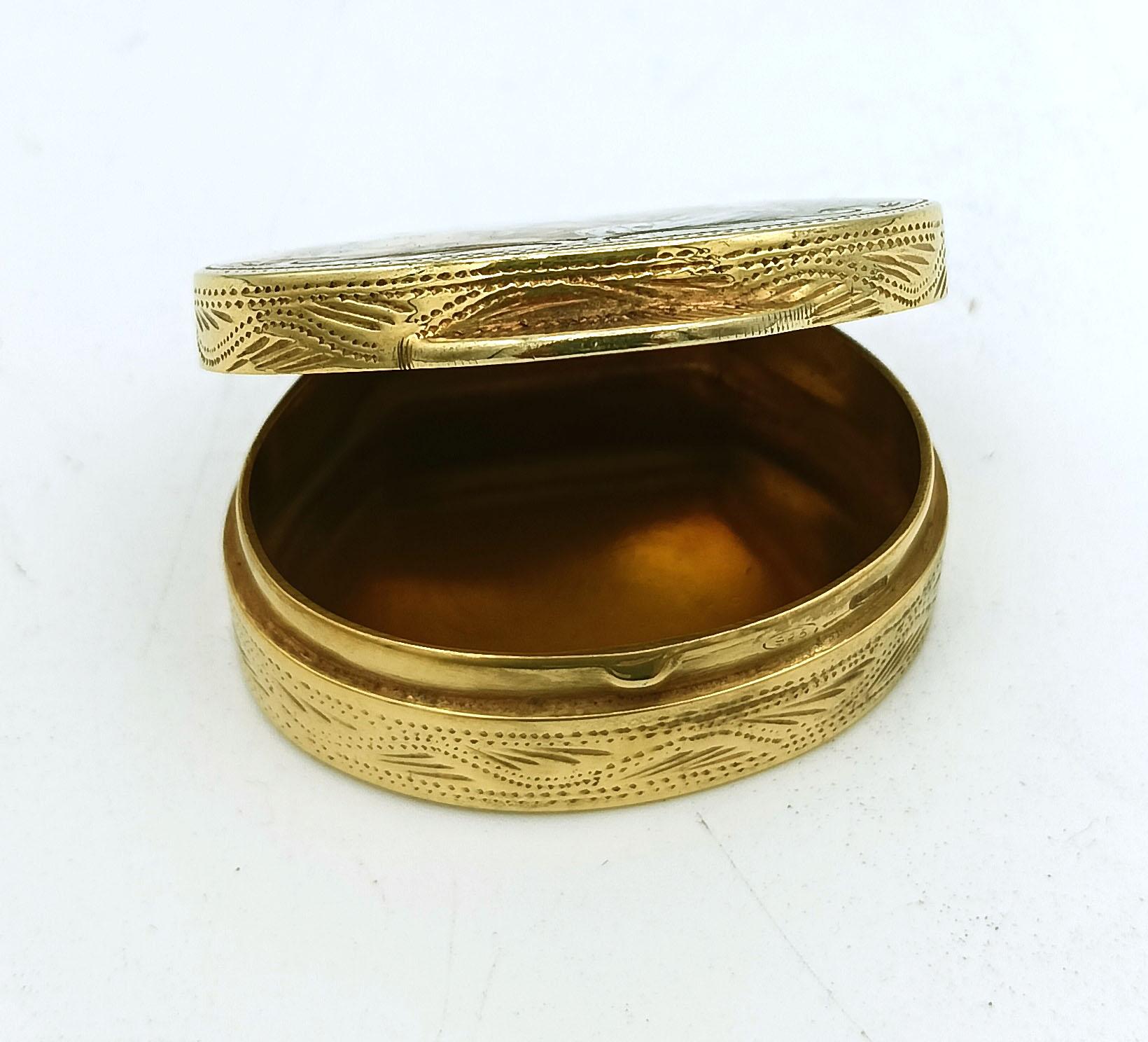 Portapillole sagomato in argento 925/1000 placcato oro con una miniatura dipinta a mano con smalto cotto dal pittore Romano Buccioni nello stile Impero Luigi XVI della seconda metà del XIX secolo e raffinate incisioni a mano. Misura 3 x 3,7 cm,