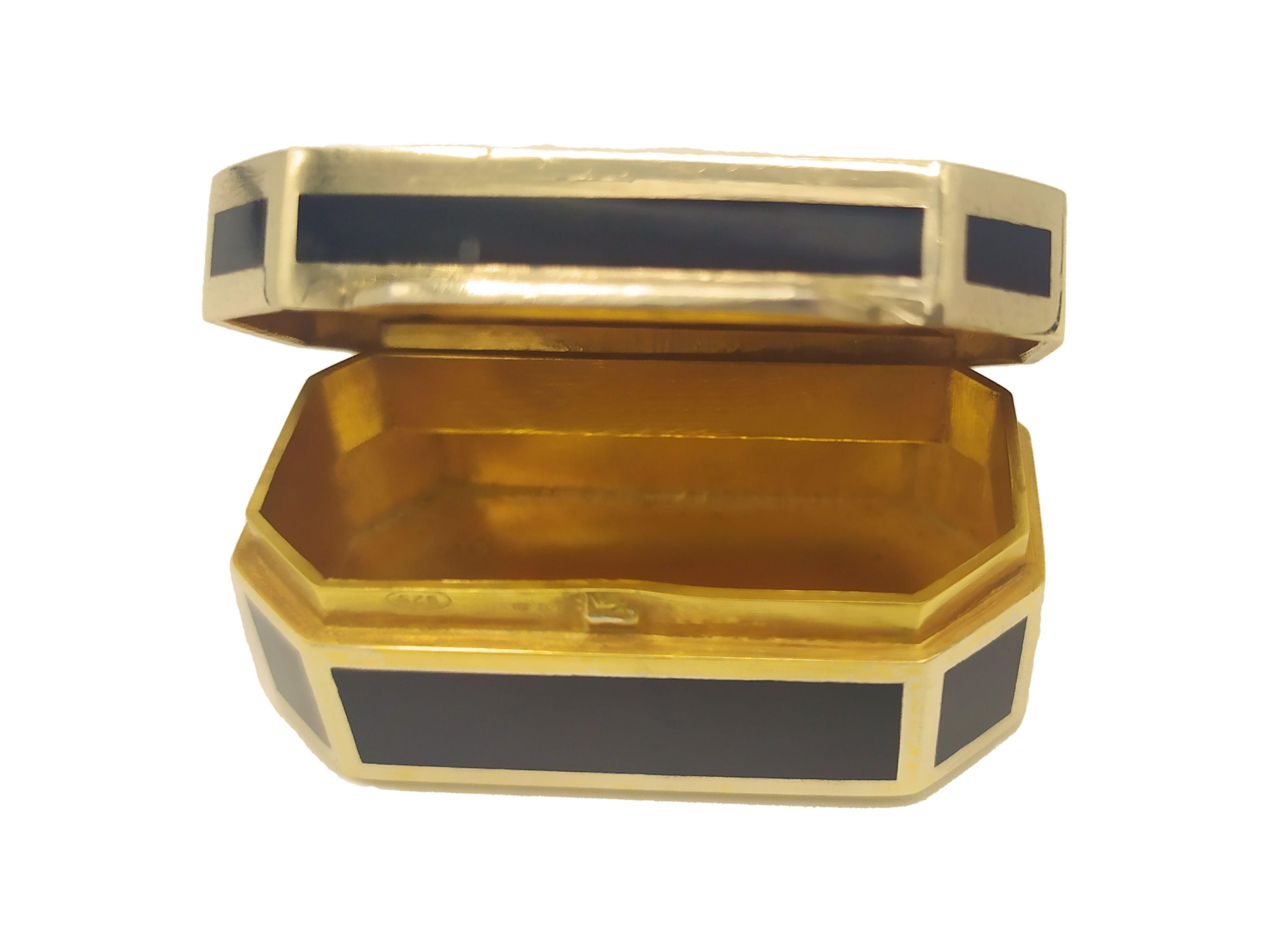 Octagonal pill box in 925/1000 sterling silver gold plated with fire enamel and hand painted miniature landscape. English Queen Victoria style. Size cm. 2,3 x 4 x 1,8. Weight gr. 42. Produced in Florence agg. 1999 in the Salimbeni factory with