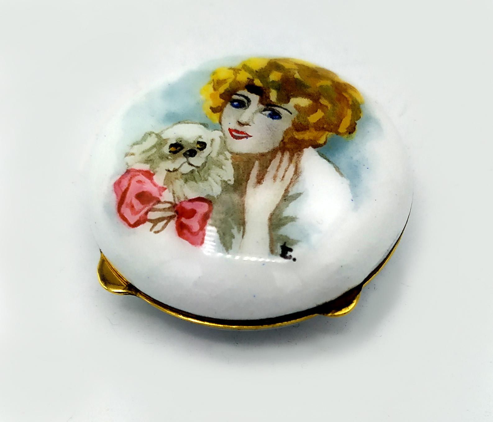 Boîte à pilules ronde et bombée en argent 925/1000 plaqué or, avec des émaux de feu au-dessus et en dessous, et une miniature peinte à la main d'une dame avec un petit chien, dans le style Art nouveau viennois de la seconde moitié du 19e siècle.