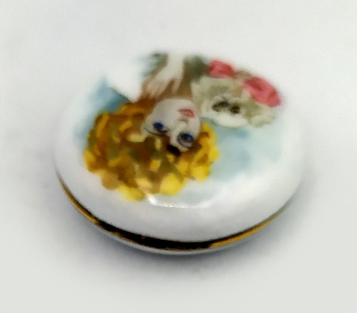 Pill Box, handbemalte Miniatur einer Dame mit kleinem Hund, Art nouveau Salimbeni (Italienisch) im Angebot