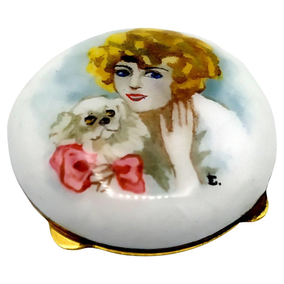 Pill Box, handbemalte Miniatur einer Dame mit kleinem Hund, Art nouveau Salimbeni im Angebot