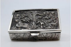 Pastillero de plata repujada con motivos animales e interior dorado con tapa abatible