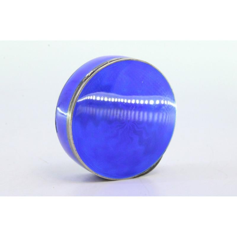 20th Century Pill box in silver enameled lid and casing and gold interior For Sale