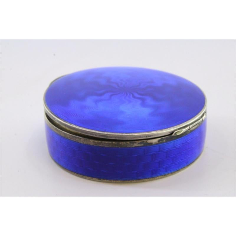 Silver Pill box in silver enameled lid and casing and gold interior For Sale