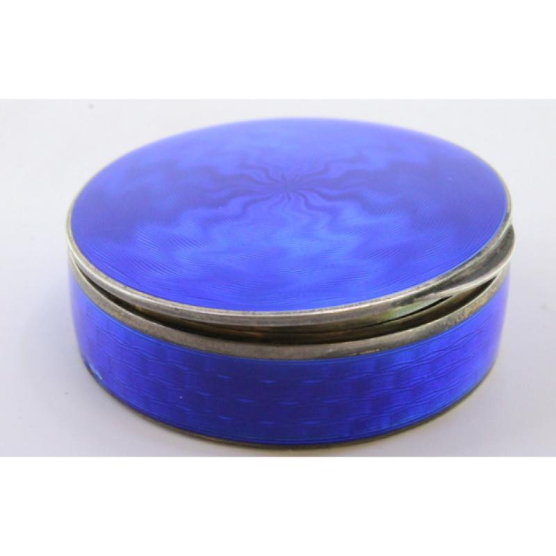 Pill box in silver enameled lid and casing and gold interior For Sale 1