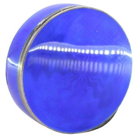 Pill box in silver enameled lid and casing and gold interior For Sale