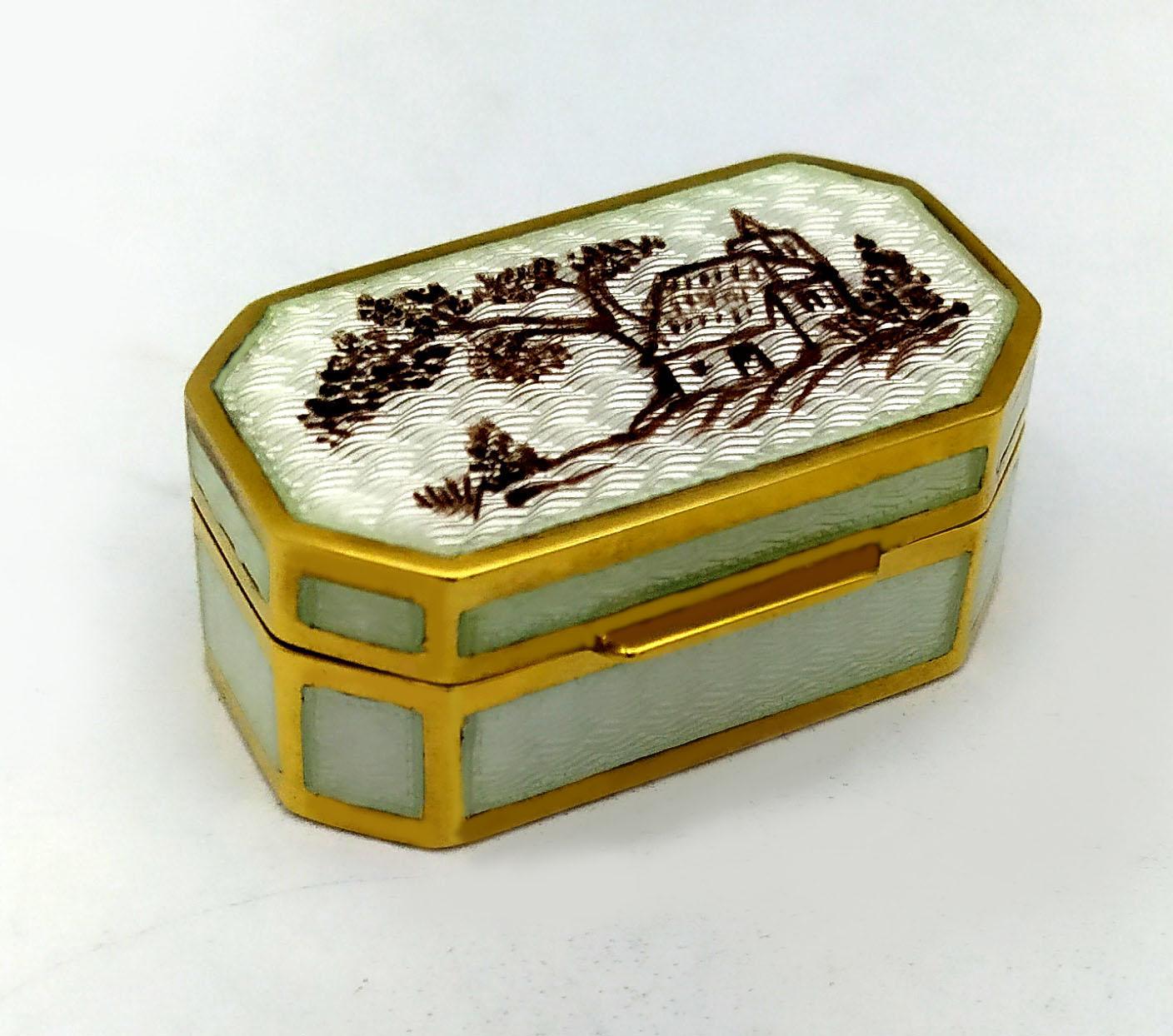 Octagonal pillbox in 925/1000 sterling silver gold plated with translucent fired asu guillochè enamel also on all sides and monochrome hand-painted miniature on the lid. Dimensions cm. 4 x 2.3 x 1.8. Weight gr. 36. Designed by Franco Salimbeni in