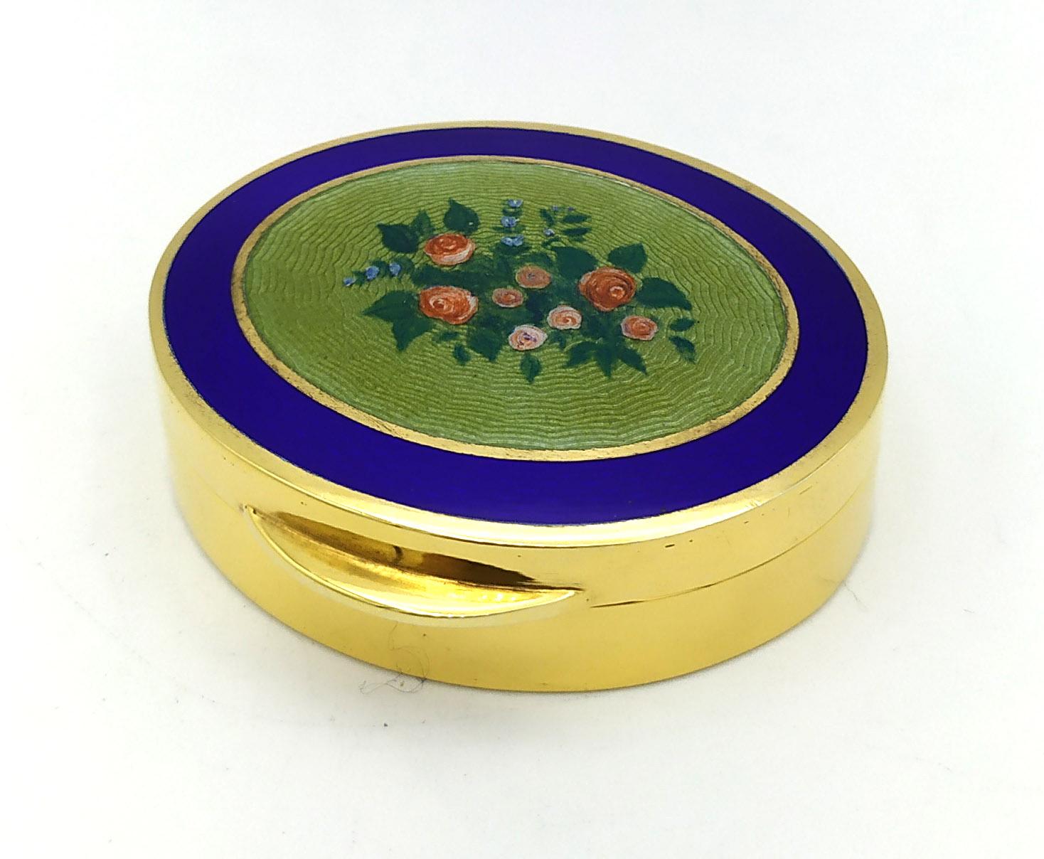 Juwel im Jugendstil: Guillochierte Emaille und handbemalte Pillendose von Giorgio Salimbeni, 1977

Diese außergewöhnliche ovale Pillendose ist eine meisterhafte Synthese aus zwei verehrten dekorativen Künsten: der präzisen Wissenschaft der