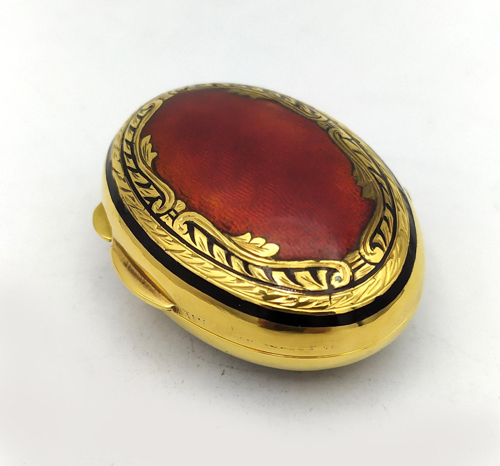 Domed oval pillbox in 925/1000 sterling silver gold plated with translucent fired enamels on guillochè, top and bottom, with fine hand-engravings. Viennese Art Nouveau style second half of the 19th century. Measure cm. 3.8 x 5.2 x 2.3. Weight gr. 59