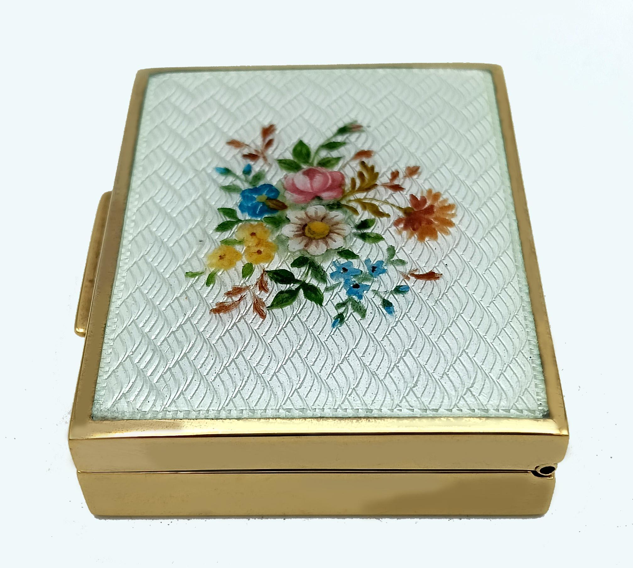 Portapillole in argento 925 placcato oro e smalto con miniatura floreale di Romano Buccioni, Salimbeni, Firenze, 1980

Squisito portapillole sagomato in argento sterling 925/1000, placcato oro e ornato con smalti cotti traslucidi su un motivo