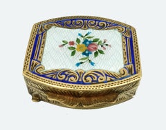 Portapillole rotondo, a cupola, in argento e smalto su motivo arabescato Salimbeni