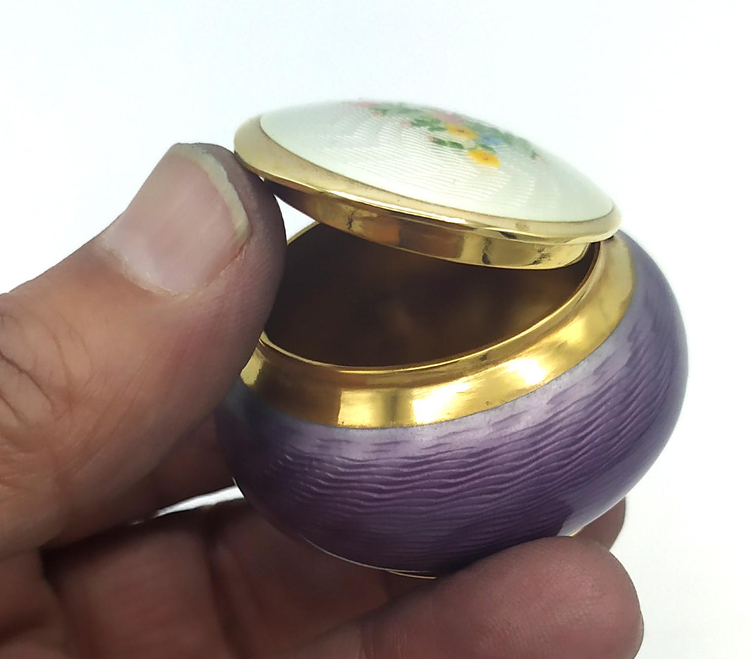 Italian Pill Box Round guillochè and hand-painted miniature Salimbeni.