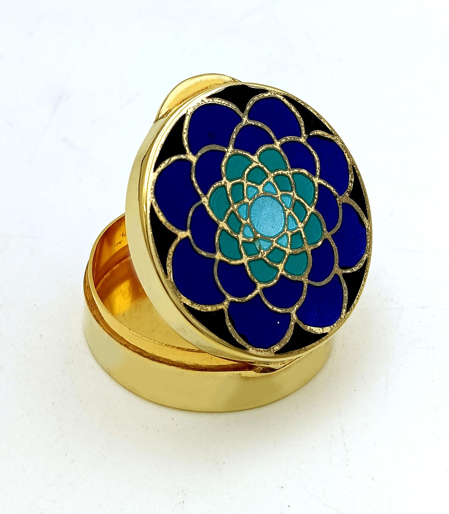 Round pill box in 925/1000 sterling silver gold-plated with Art Deco-style engraving, early 1900s, with translucent fired enamels in various shades. Diameter 4 cm, height 1.3 cm. Weight 38 g. Designed by Giorgio Salimbeni in 1977 and produced at the