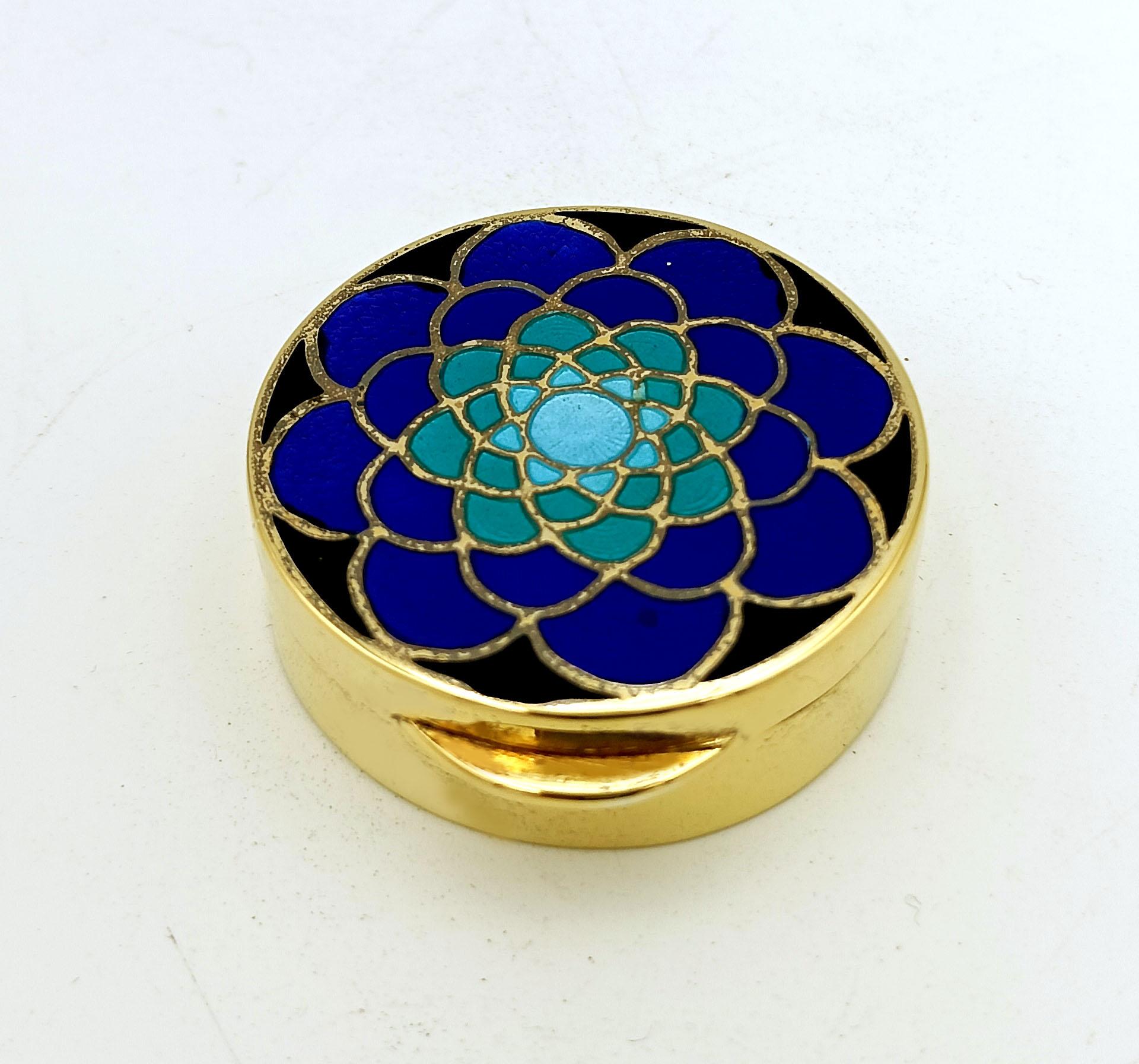 Intagliato a mano Pill Box Silver Sterling Enamel Blue shades Art Deco-style engraving Salimbeni in vendita